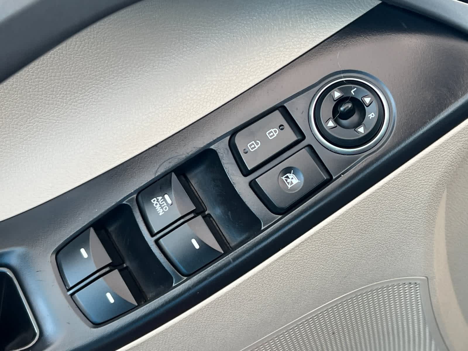 Thumbnail: 2015 Hyundai Elantra - 13