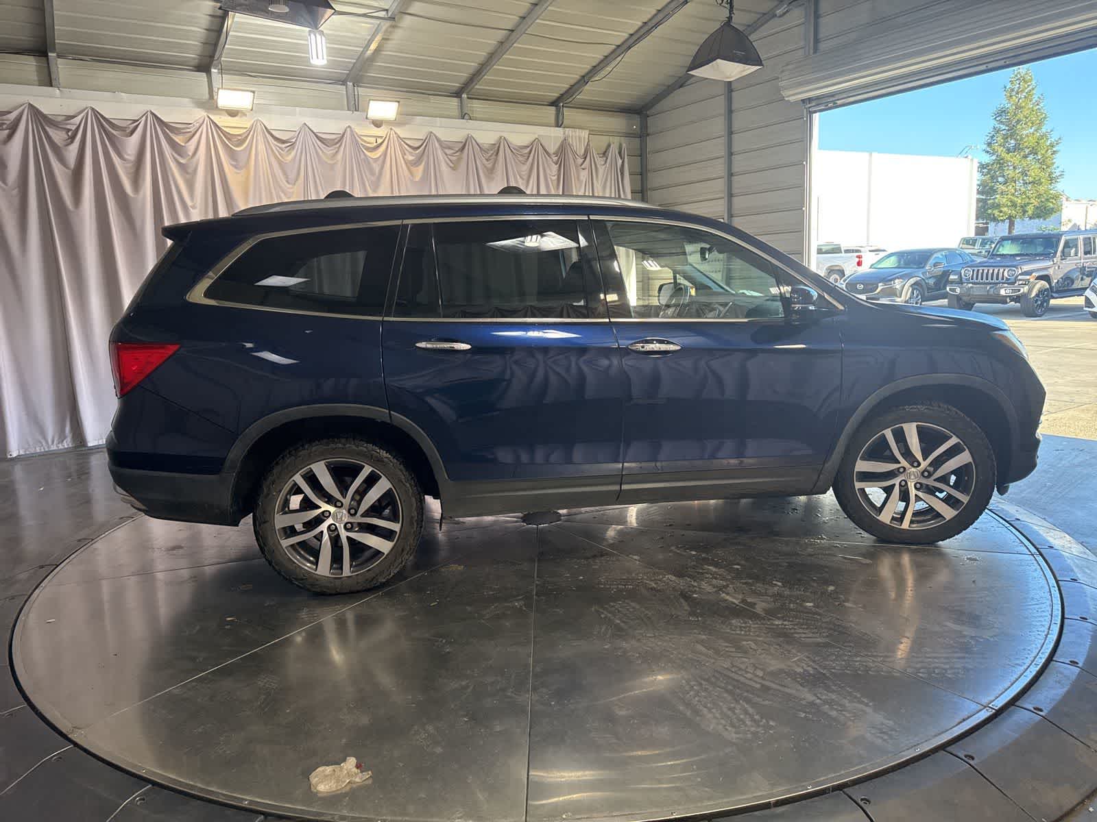 Thumbnail: 2017 Honda Pilot - 4