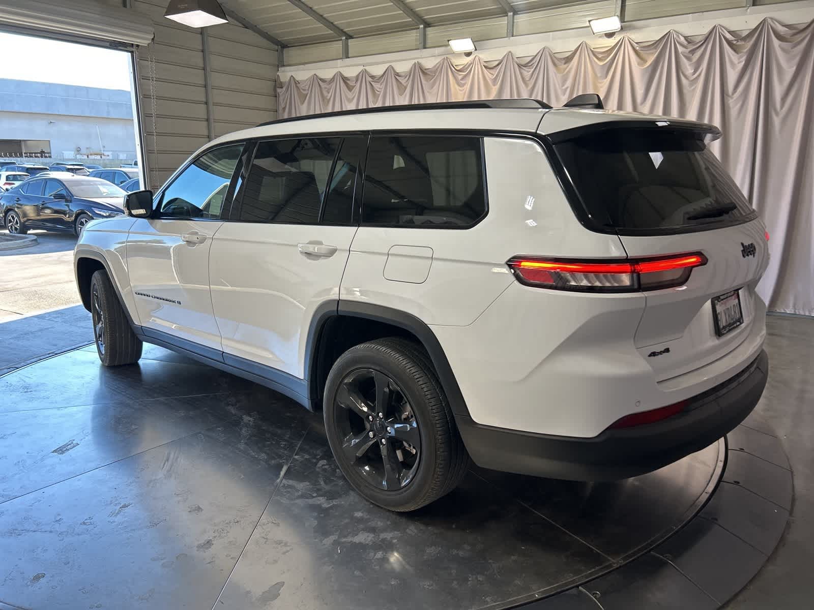 Thumbnail: 2024 Jeep Grand Cherokee L - 16