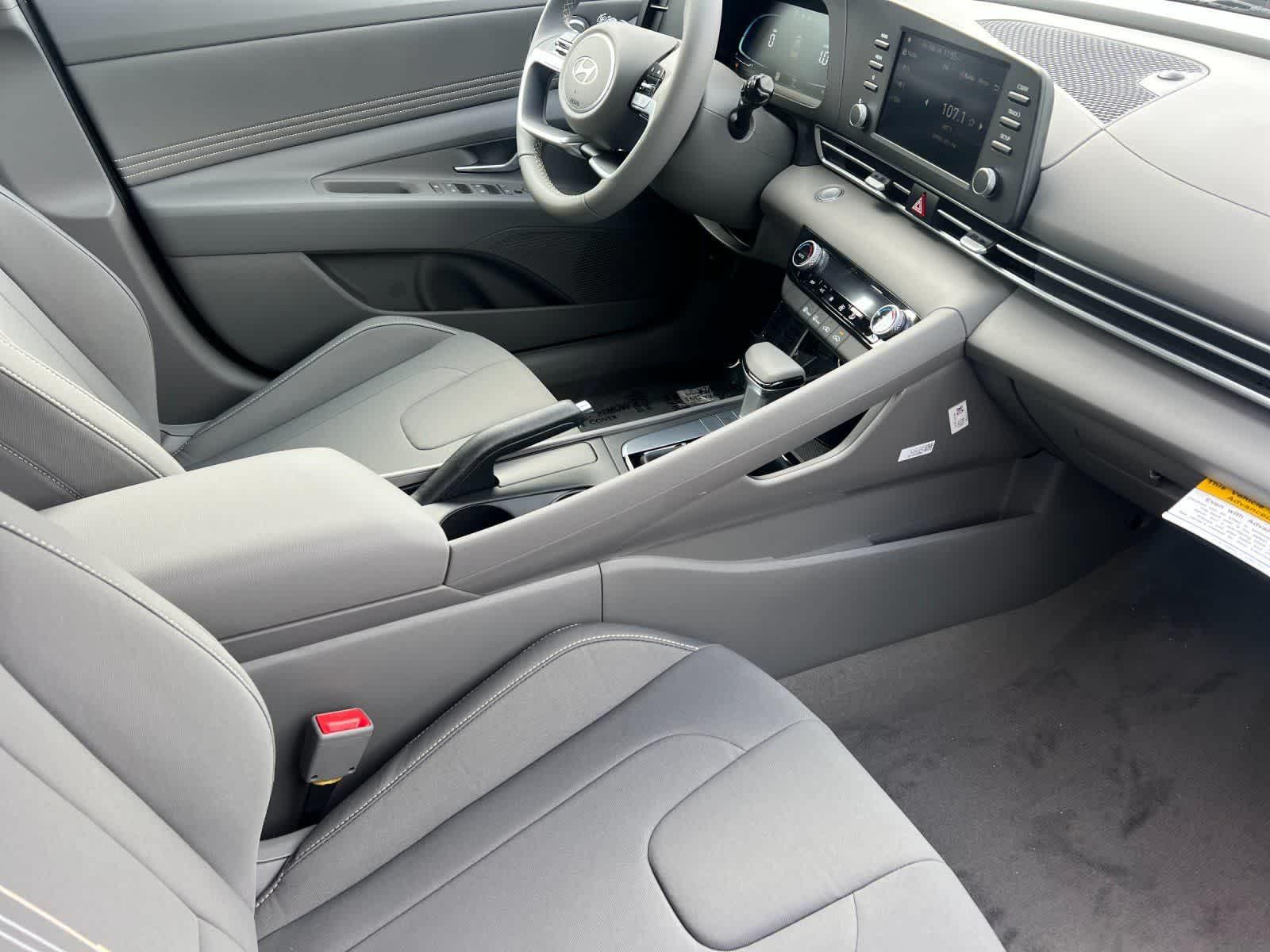 2025 Hyundai Elantra SEL - Photo 15