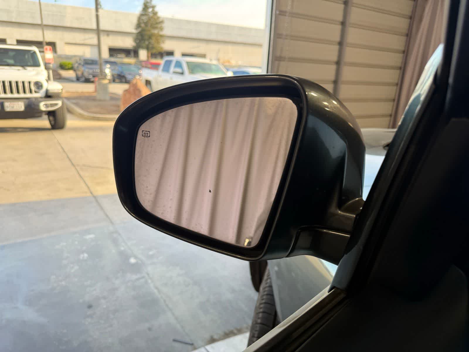 Thumbnail: 2015 Nissan Pathfinder - 17