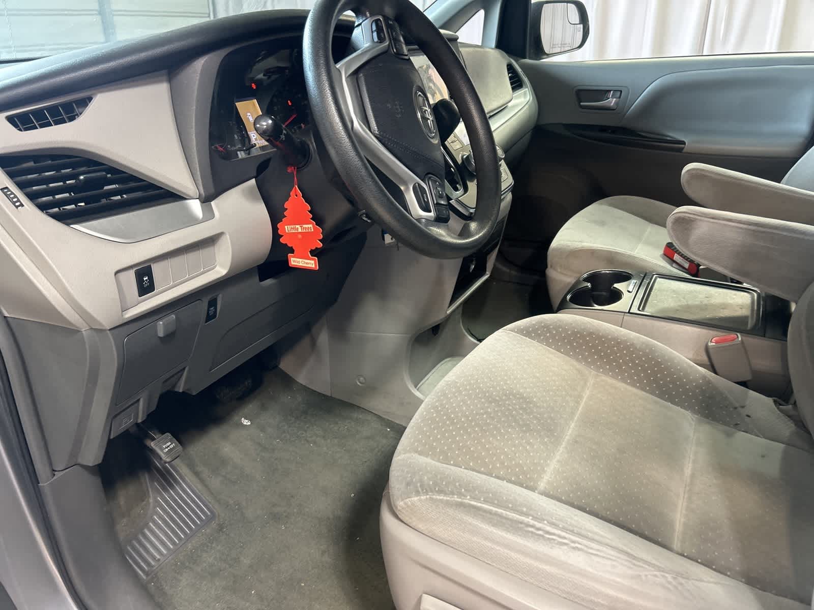 Thumbnail: 2017 Toyota Sienna - 22