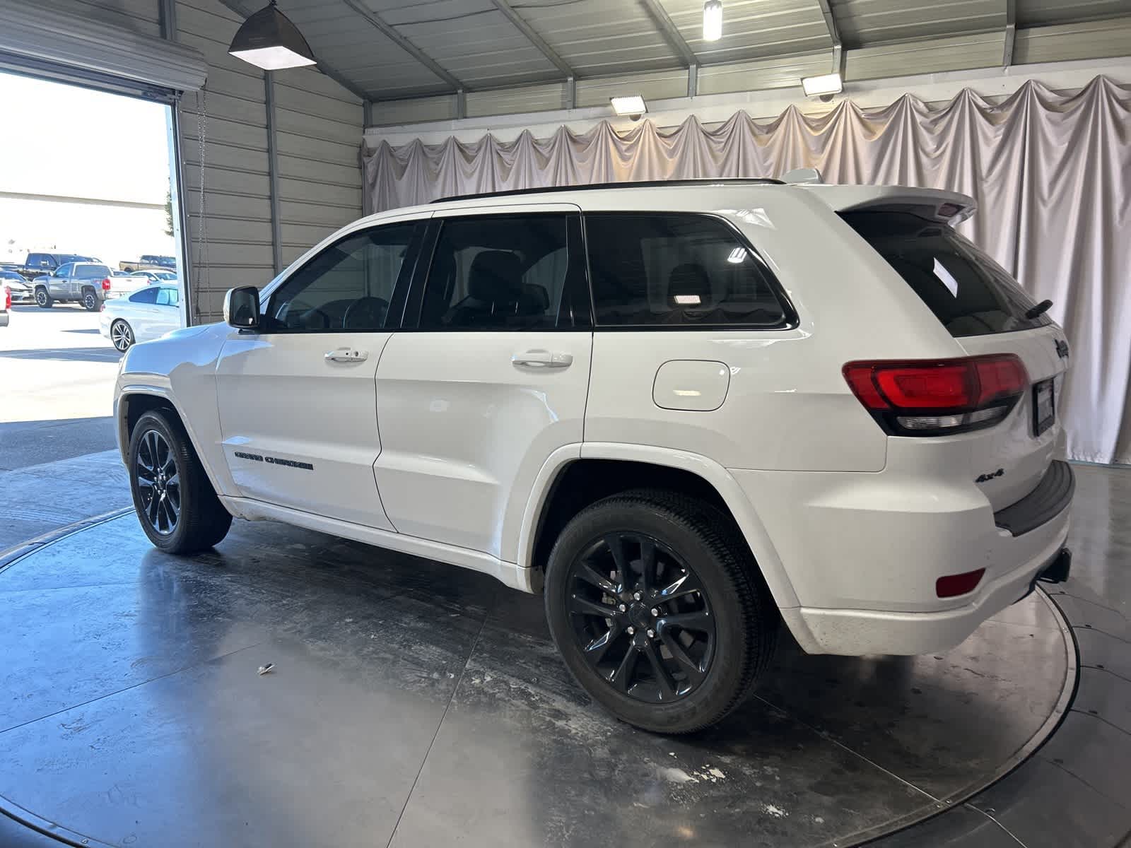 Thumbnail: 2021 Jeep Grand Cherokee - 14