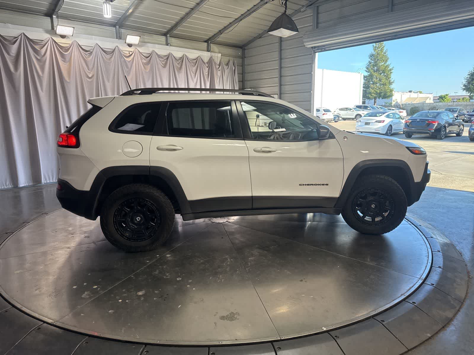 Thumbnail: 2017 Jeep Cherokee - 3