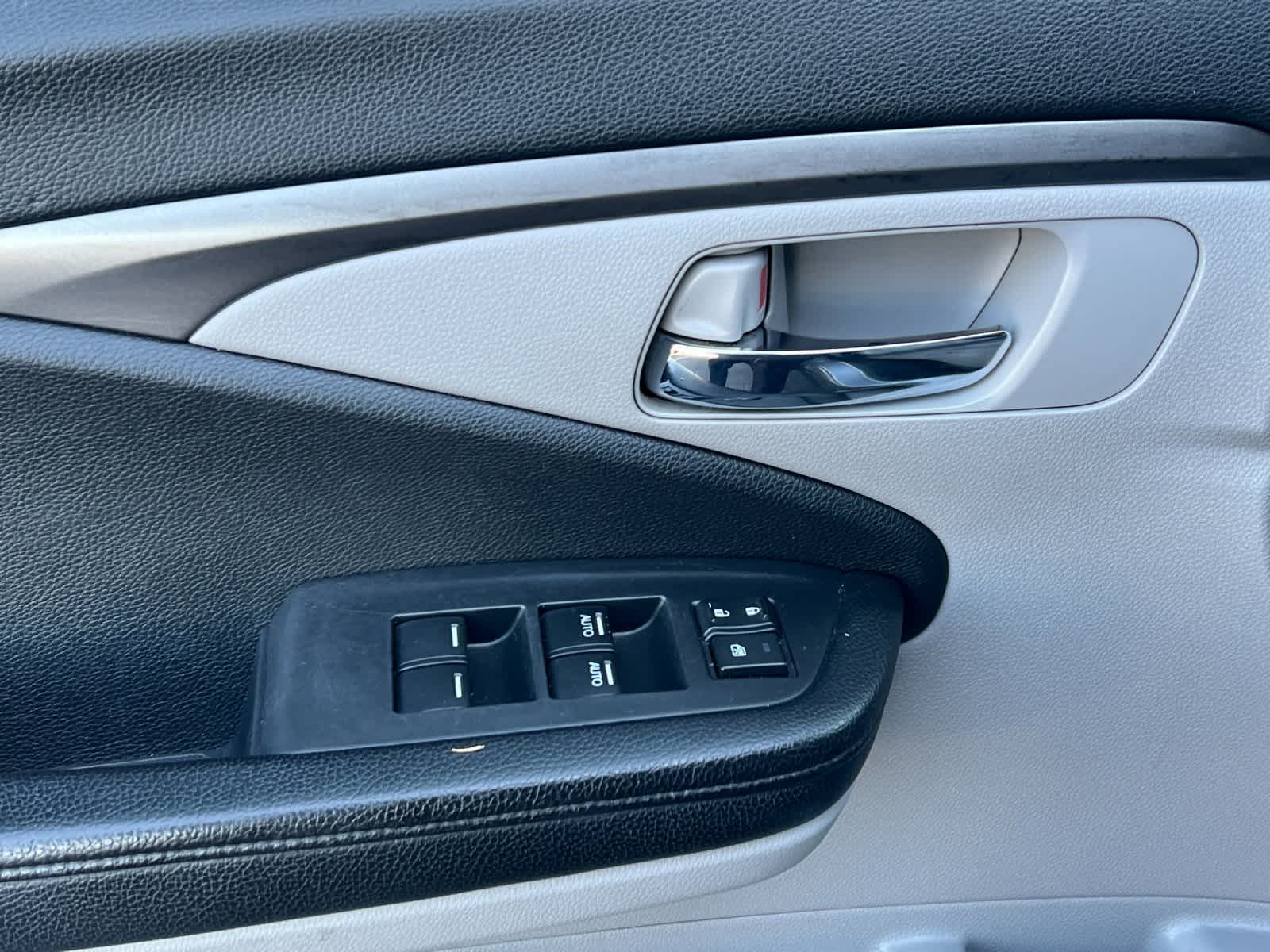 Thumbnail: 2017 Honda Pilot - 13