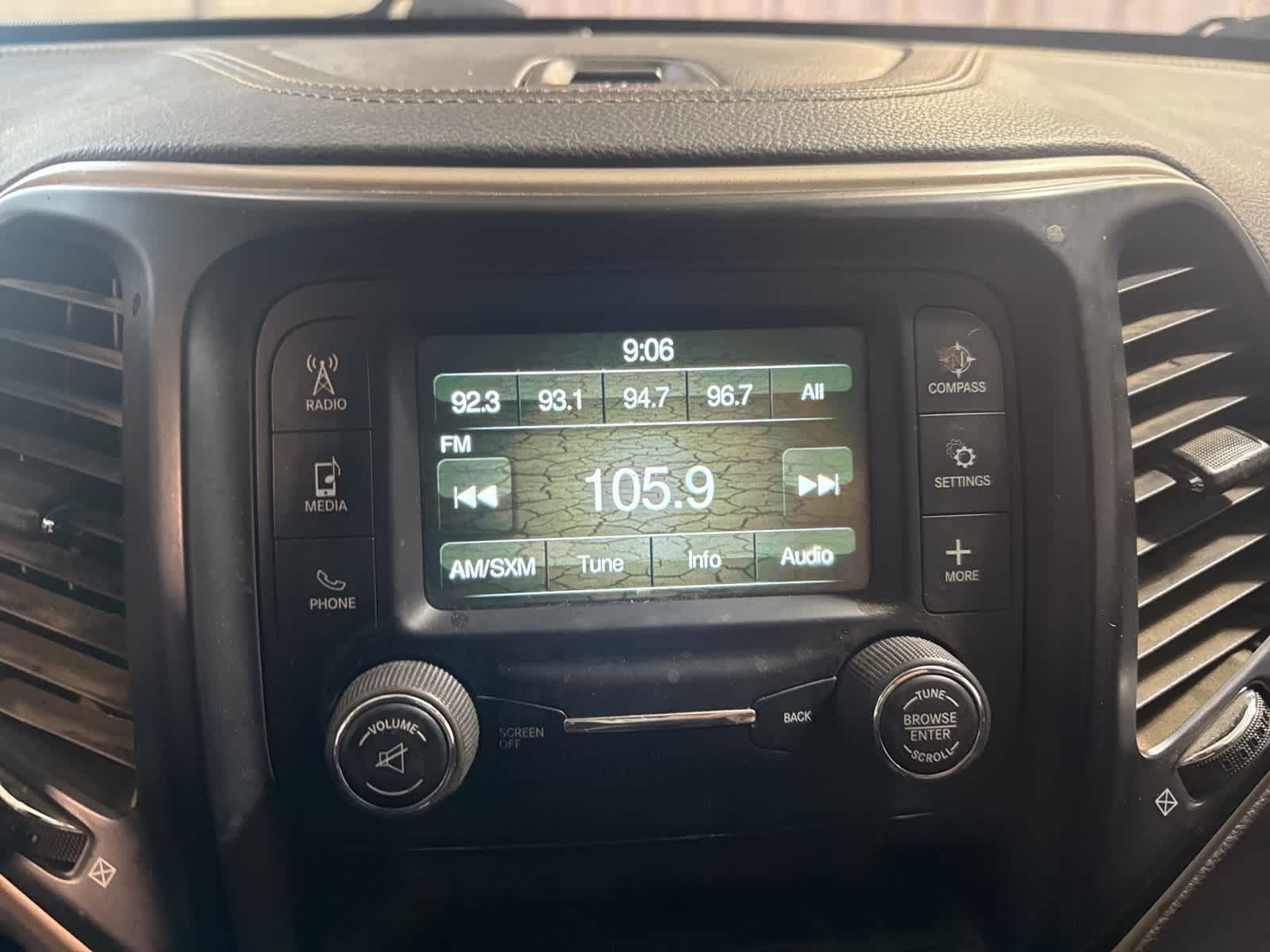 Thumbnail: 2018 Jeep Cherokee - 22