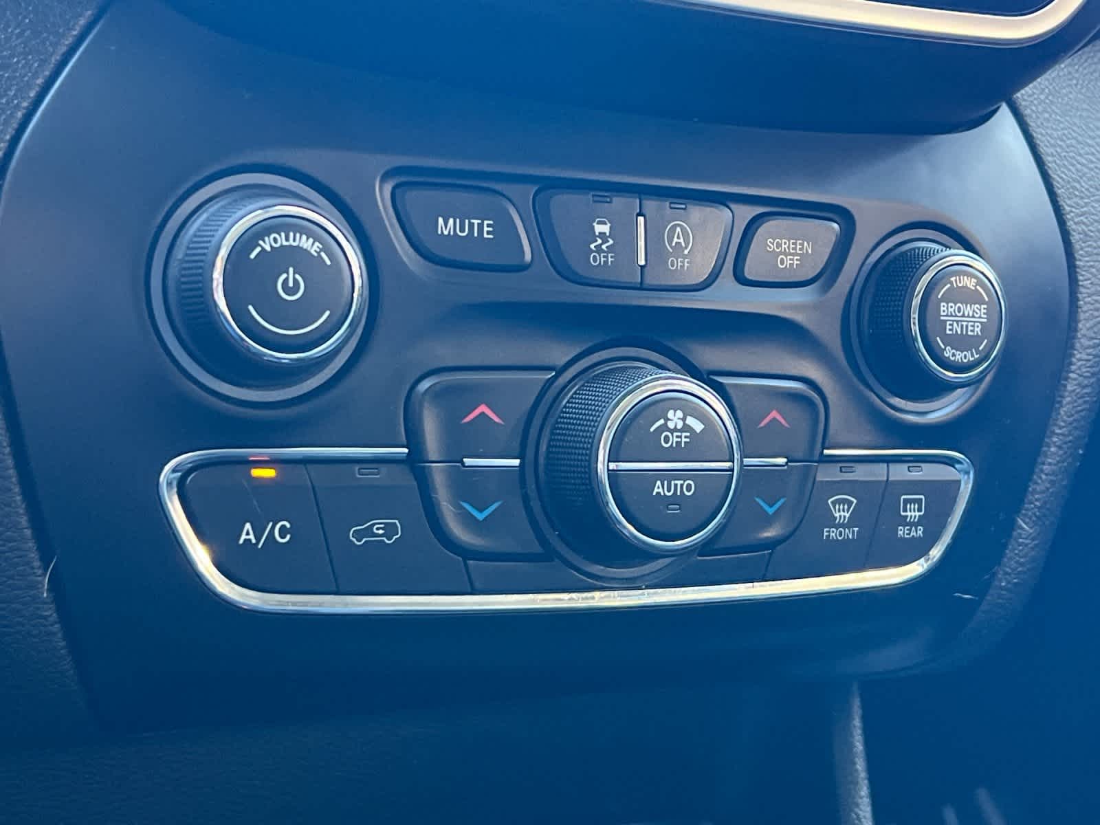 Thumbnail: 2019 Jeep Cherokee - 20