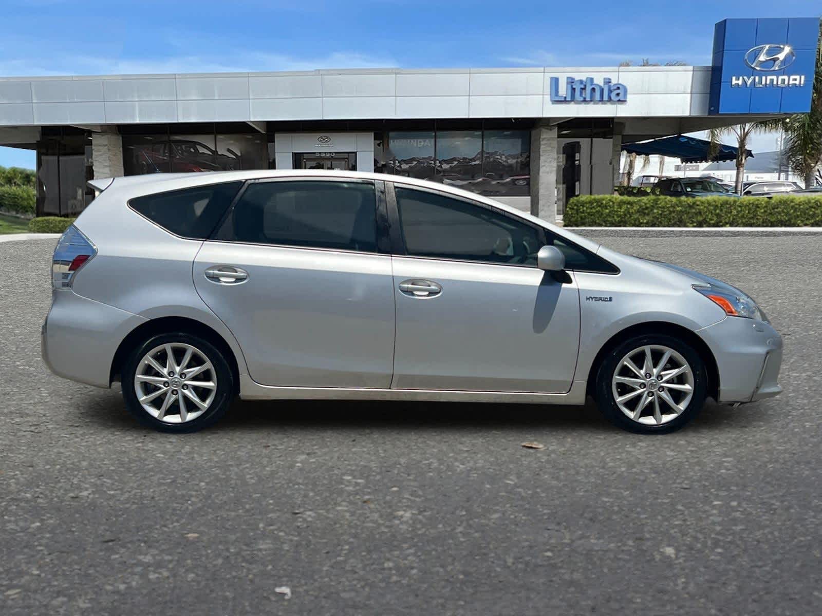Thumbnail: 2014 Toyota Prius v - 8