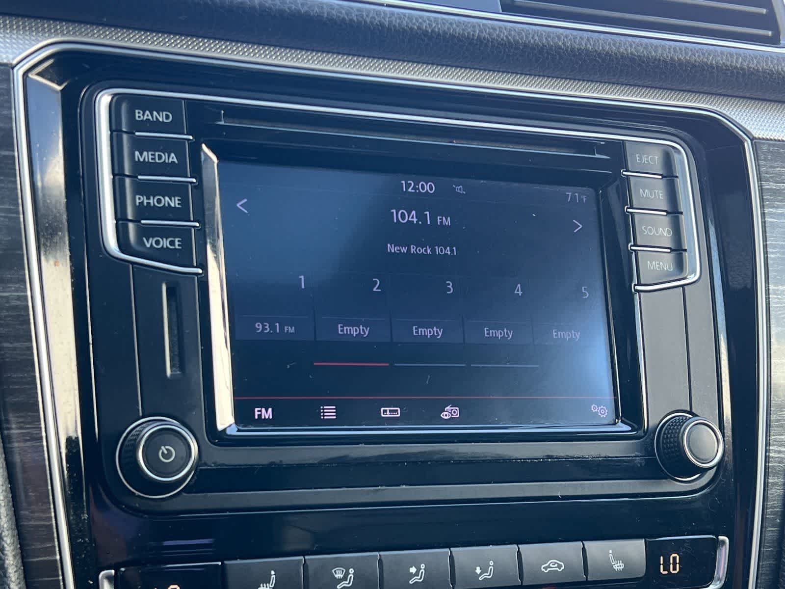 Thumbnail: 2016 Volkswagen Passat - 18