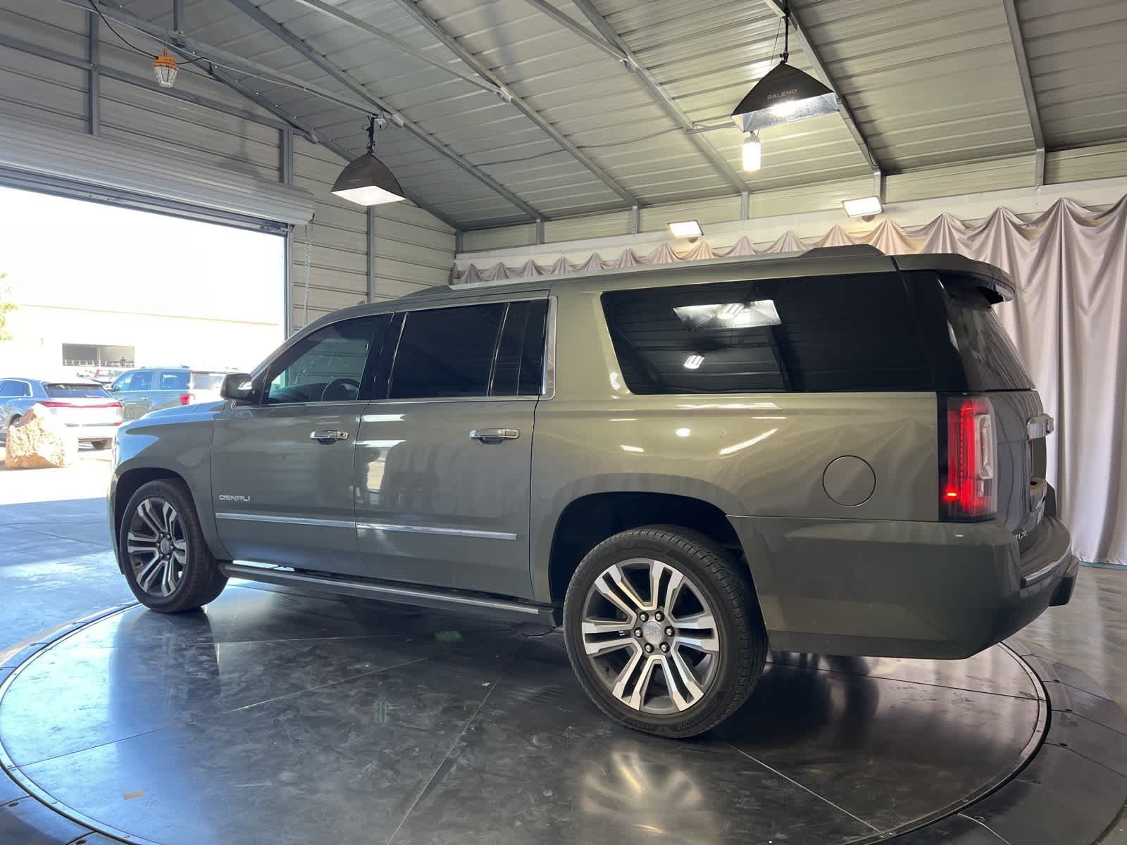 Thumbnail: 2018 GMC Yukon XL - 4