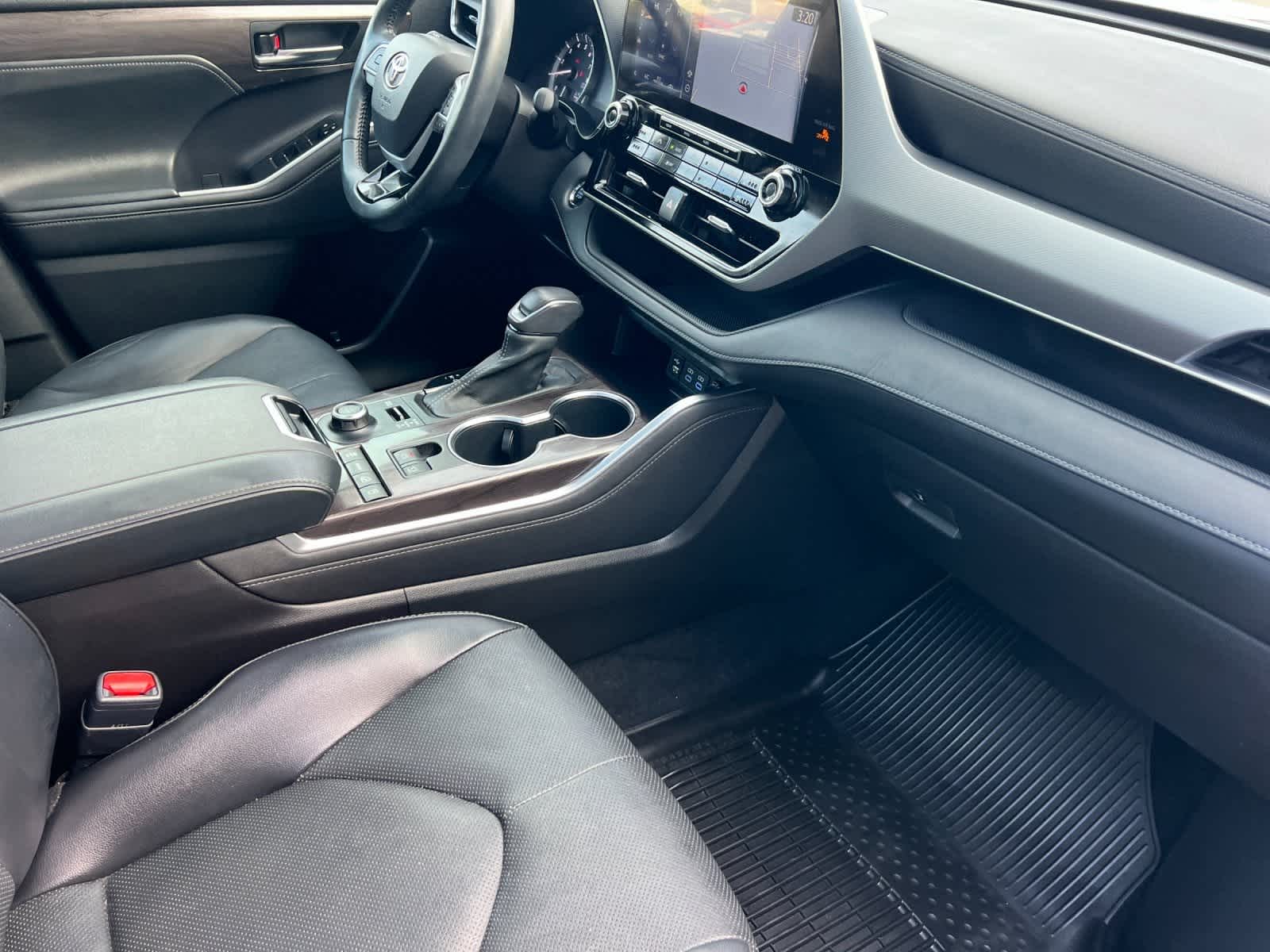 Thumbnail: 2022 Toyota Highlander - 17