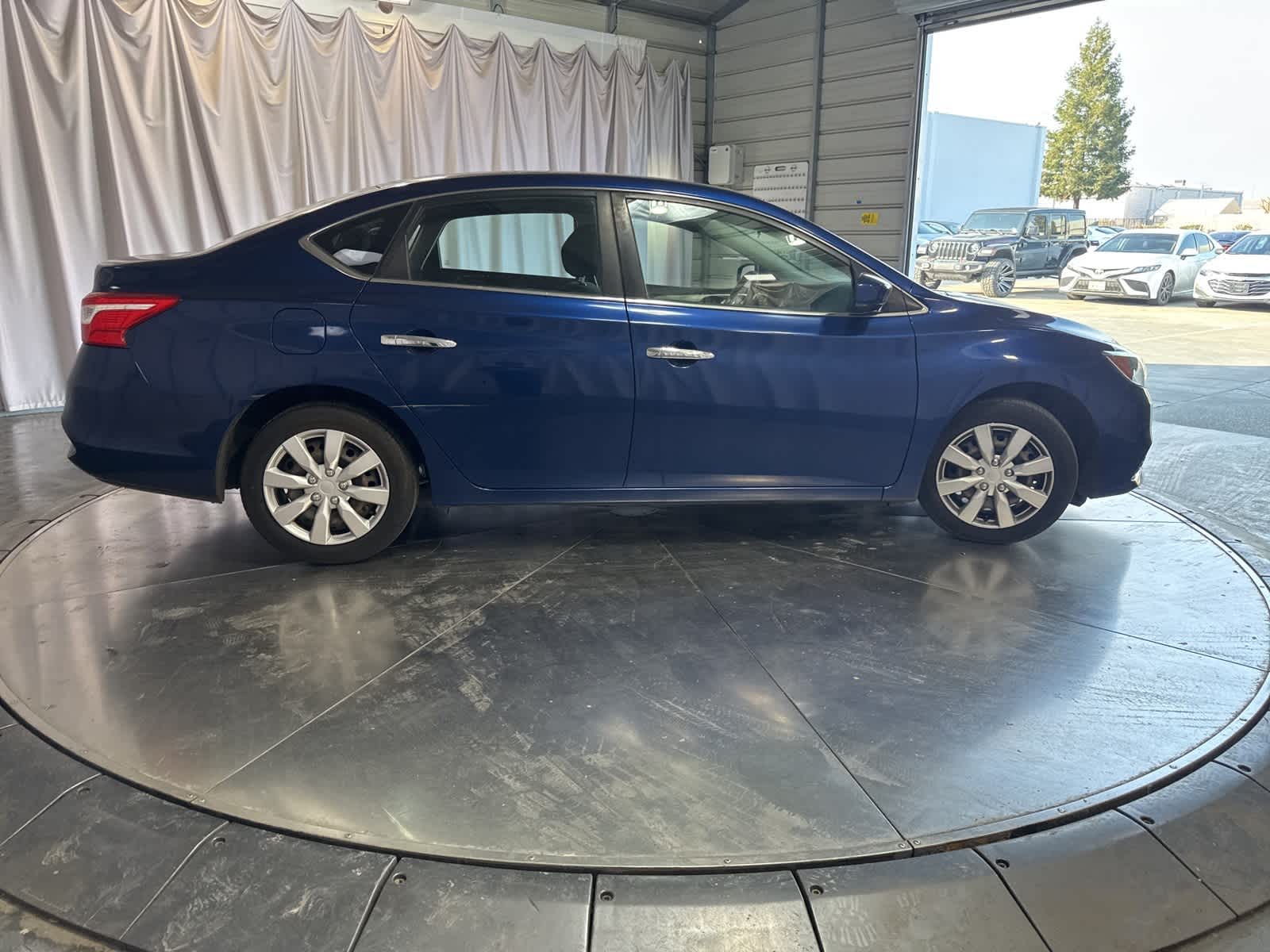 Thumbnail: 2017 Nissan Sentra - 4