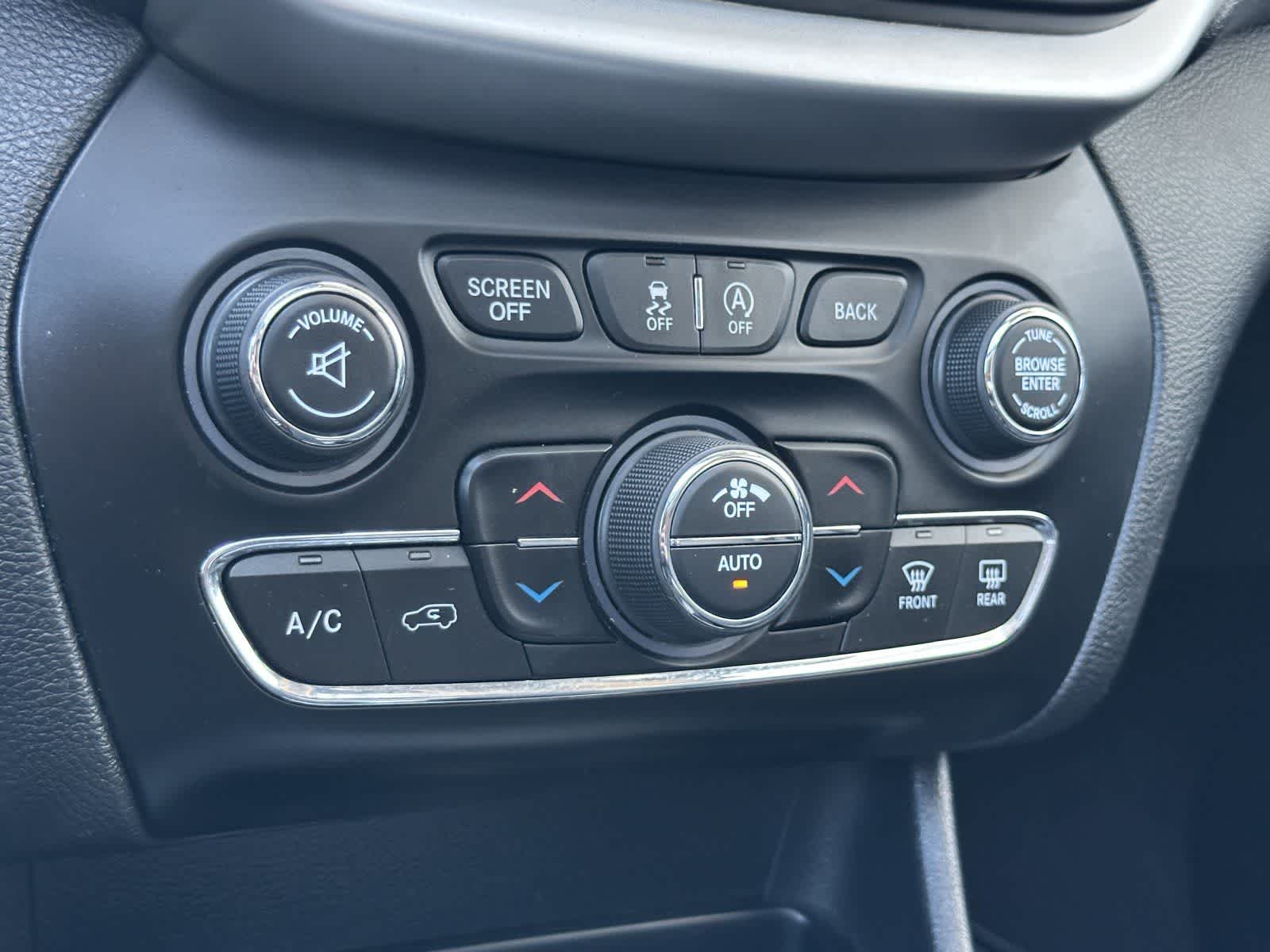 Thumbnail: 2017 Jeep Cherokee - 22