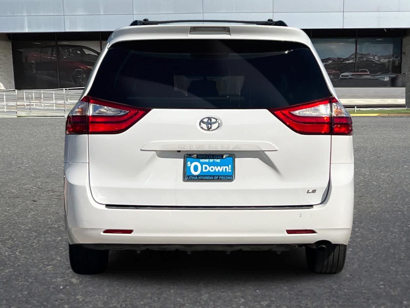 Thumbnail: 2017 Toyota Sienna - 8