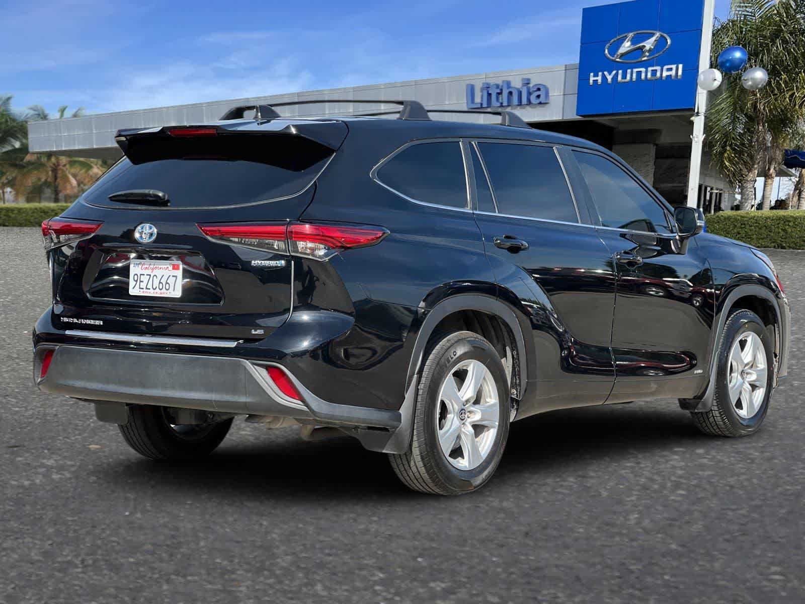 2023 Toyota Highlander Hybrid LE photo 2