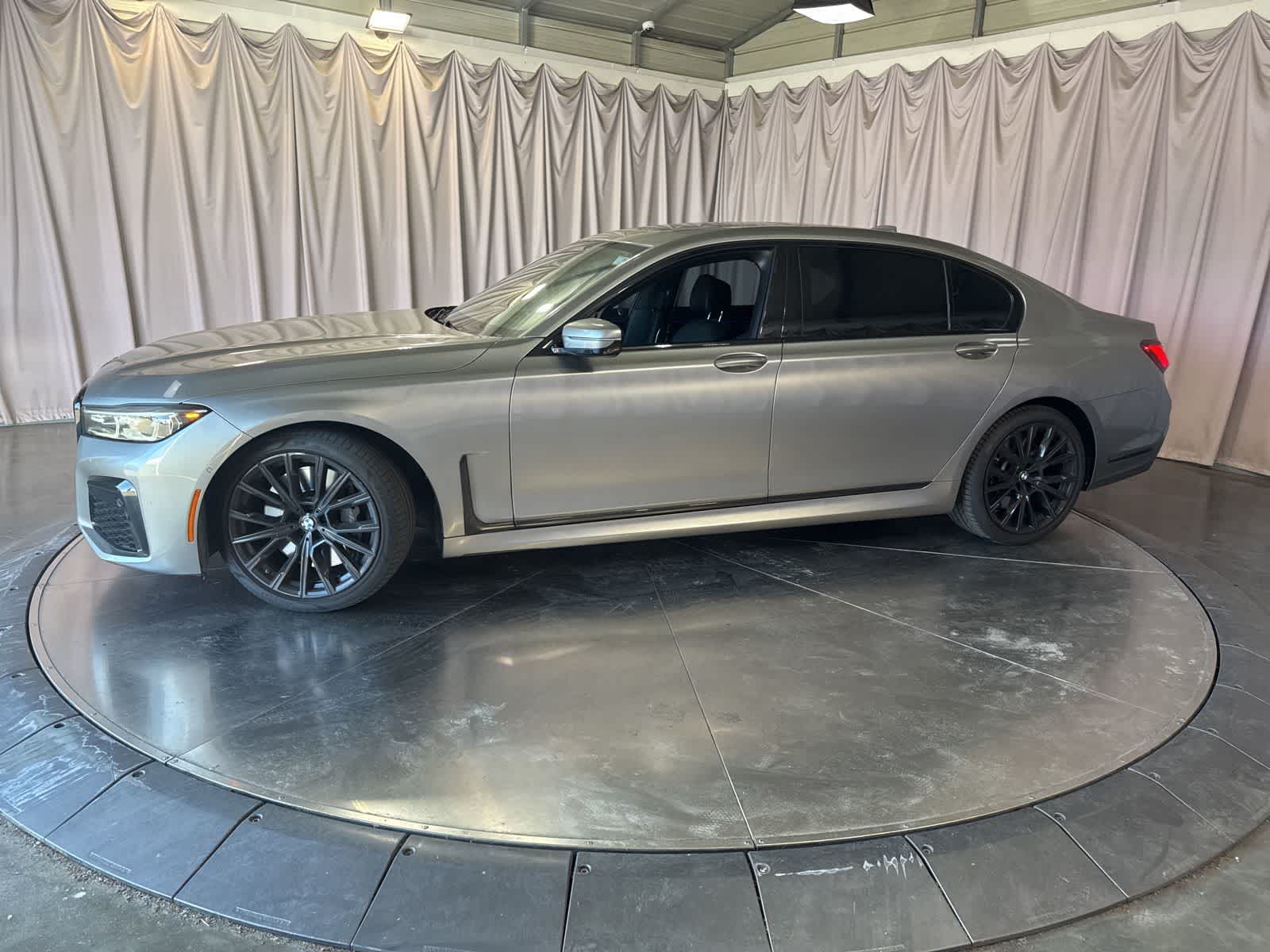 2022 BMW 740i photo 3