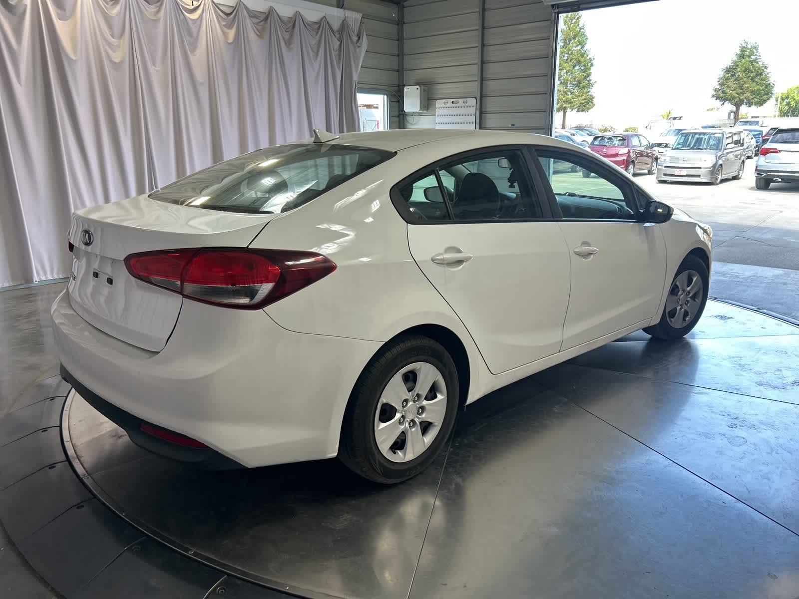 Thumbnail: 2017 Kia Forte - 8