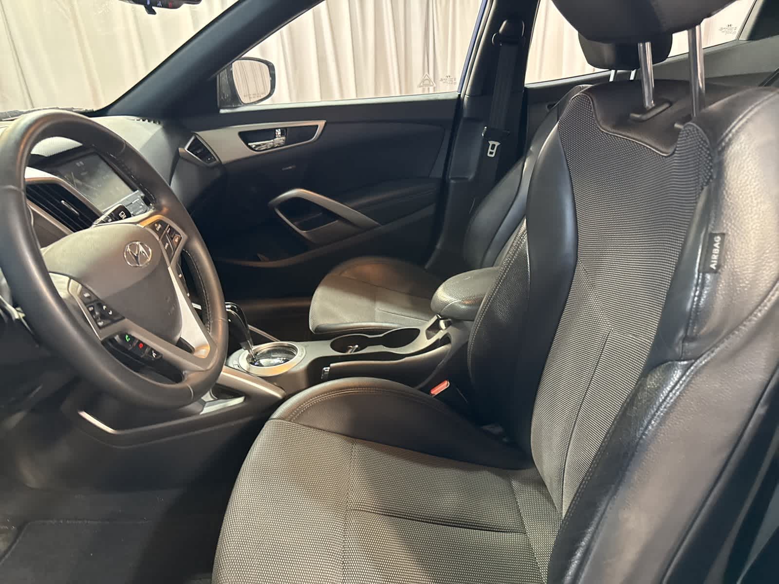 Thumbnail: 2016 Hyundai Veloster - 17