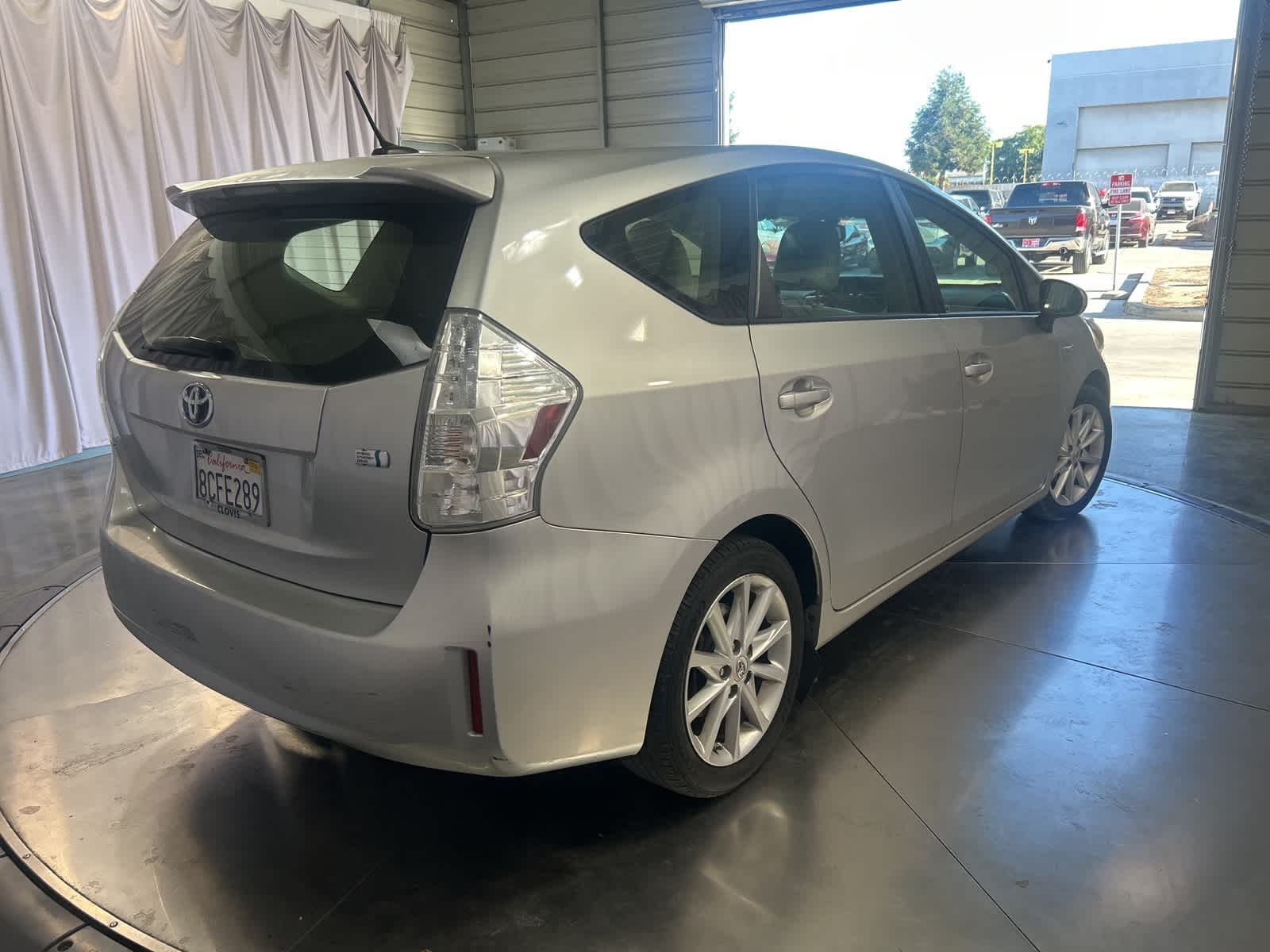 Thumbnail: 2012 Toyota Prius v - 9
