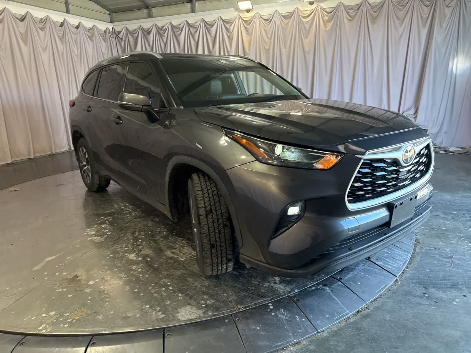 2022 Toyota Highlander XLE photo 2