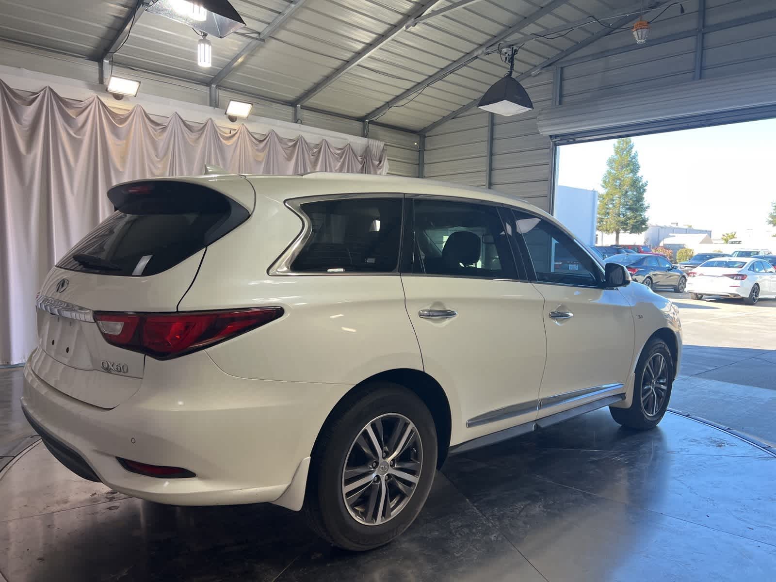 Thumbnail: 2017 INFINITI QX60 - 6