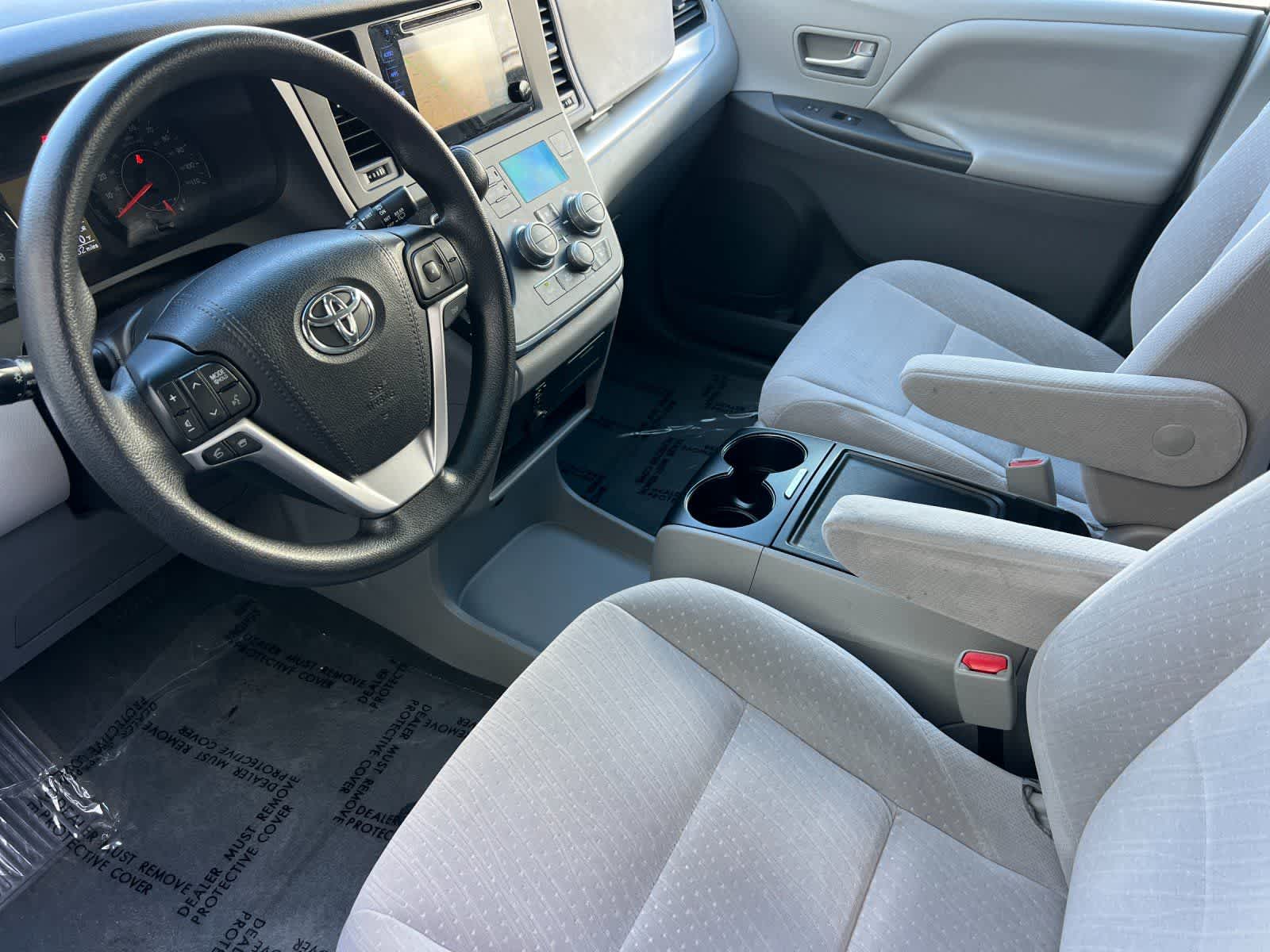 Thumbnail: 2017 Toyota Sienna - 12