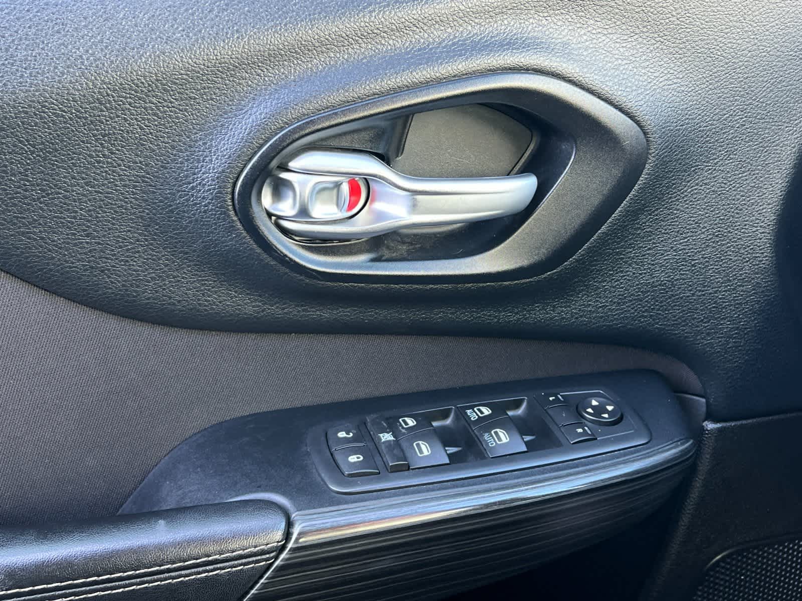Thumbnail: 2016 Jeep Cherokee - 12