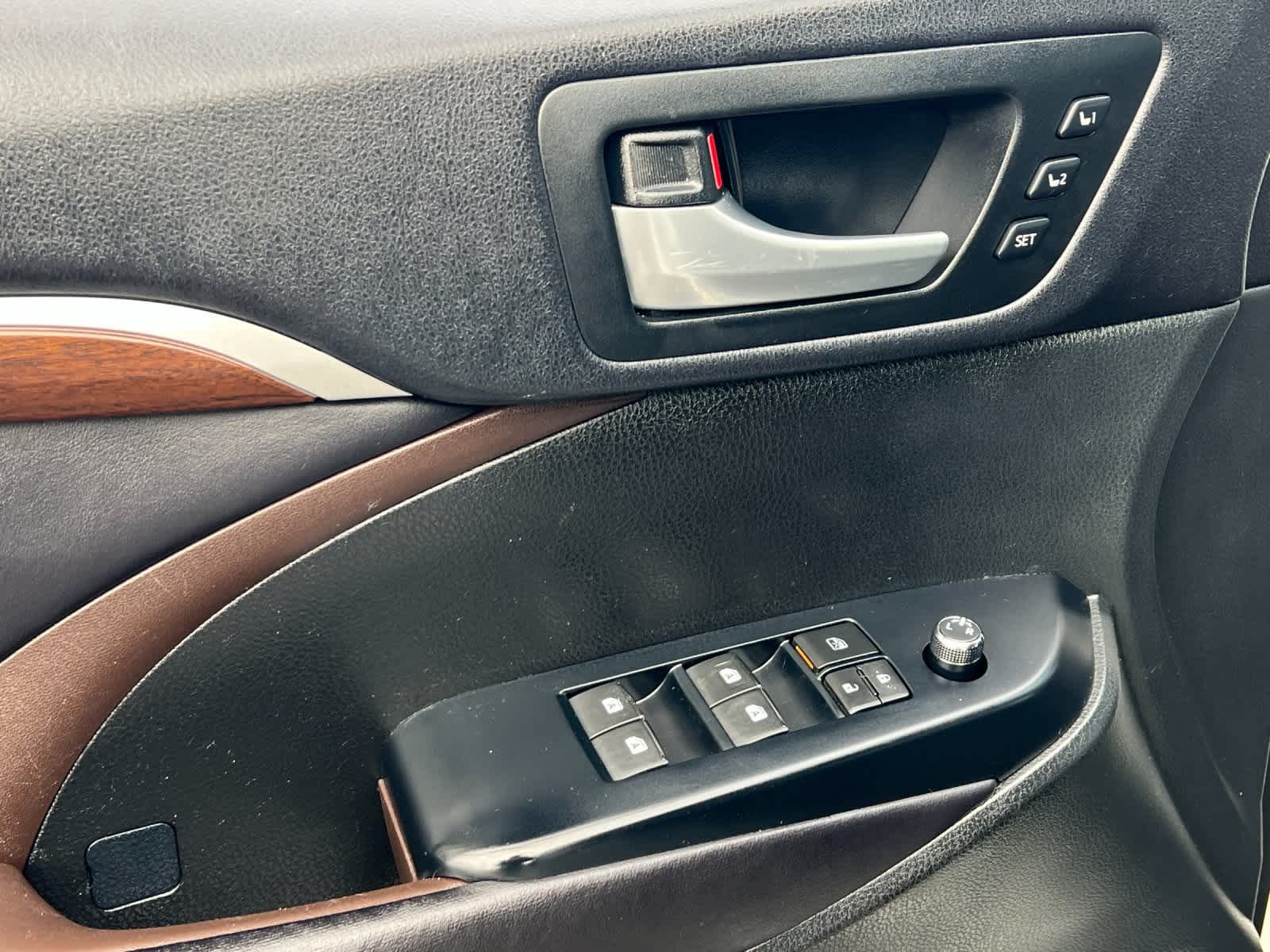 Thumbnail: 2016 Toyota Highlander - 12