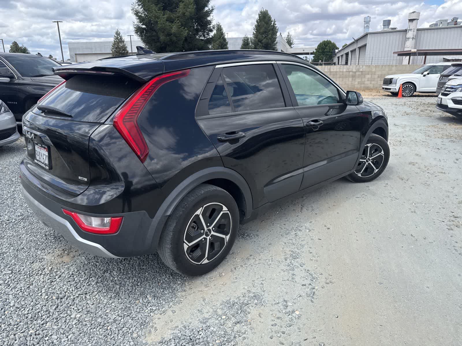 Thumbnail: 2023 Kia Niro - 4