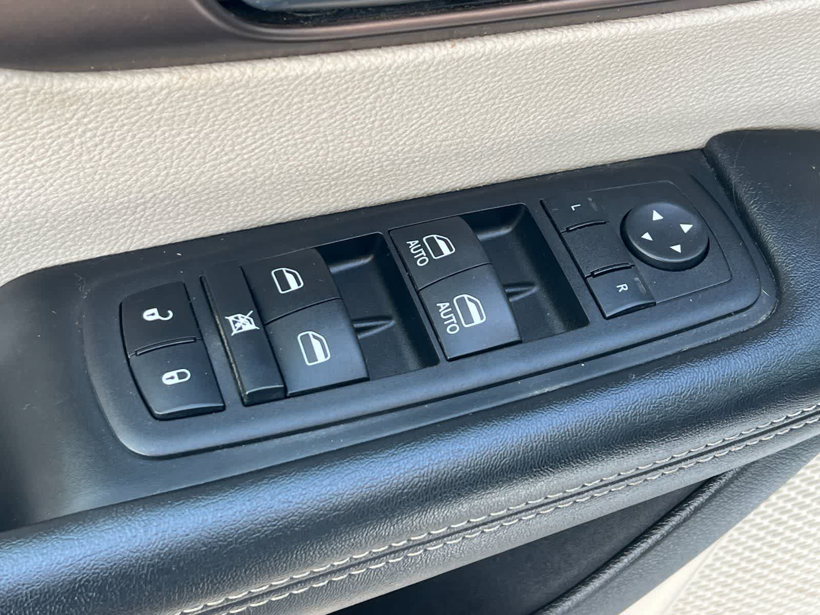 Thumbnail: 2023 Chrysler Voyager - 14