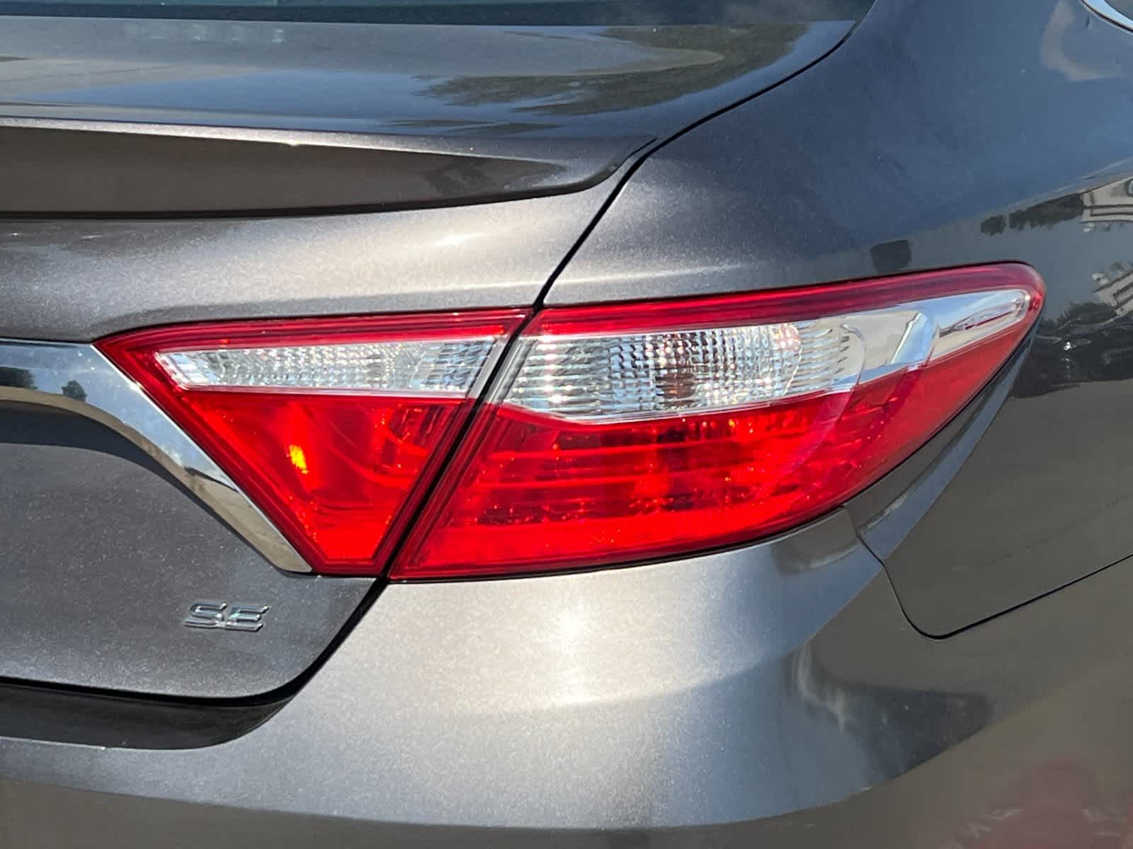 2017 Toyota Camry SE 24
