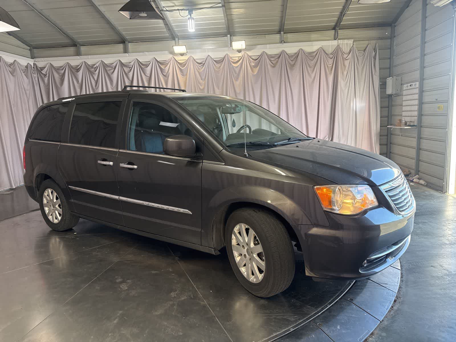 Thumbnail: 2016 Chrysler Town & Country - 3