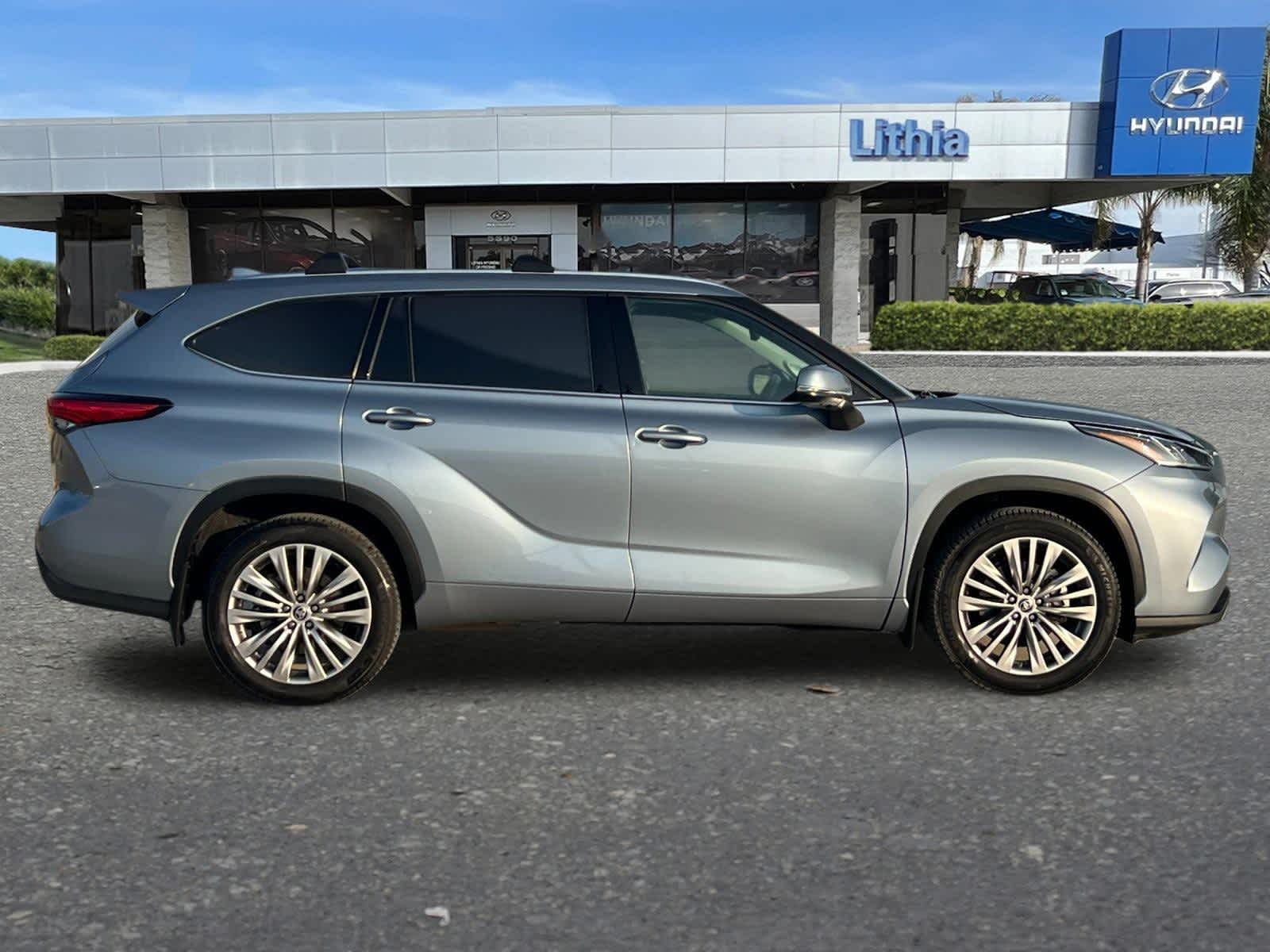 Thumbnail: 2022 Toyota Highlander - 8