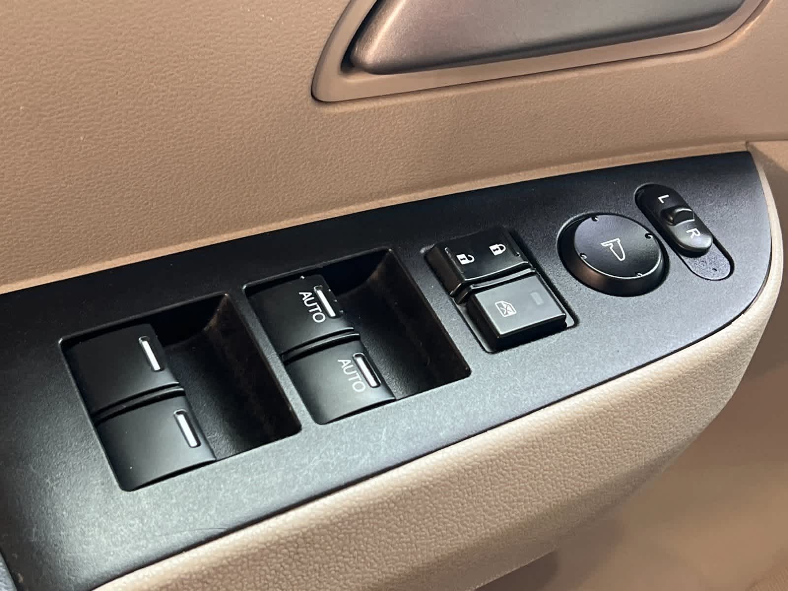 Thumbnail: 2012 Honda Odyssey - 13