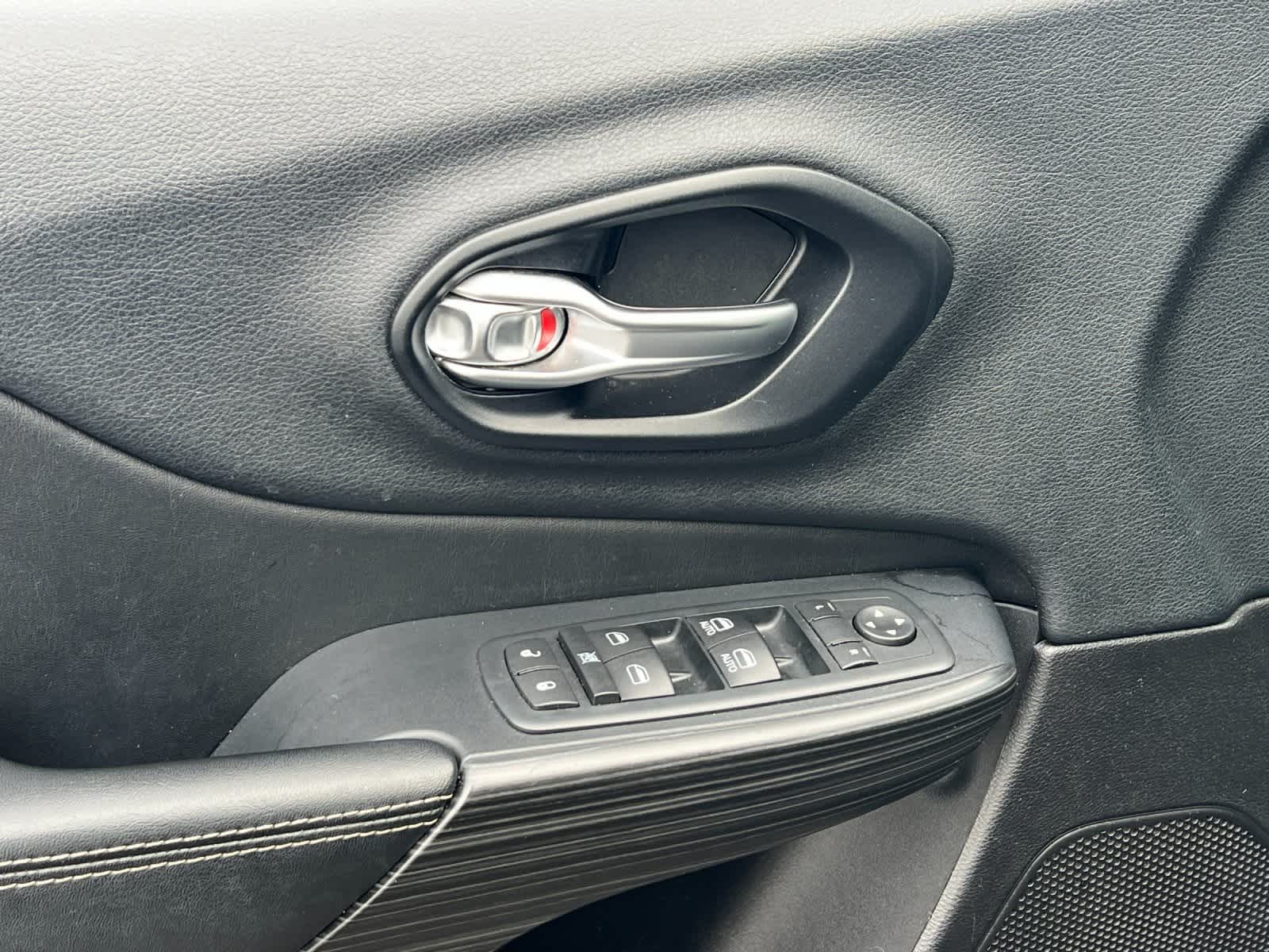 Thumbnail: 2015 Jeep Cherokee - 12