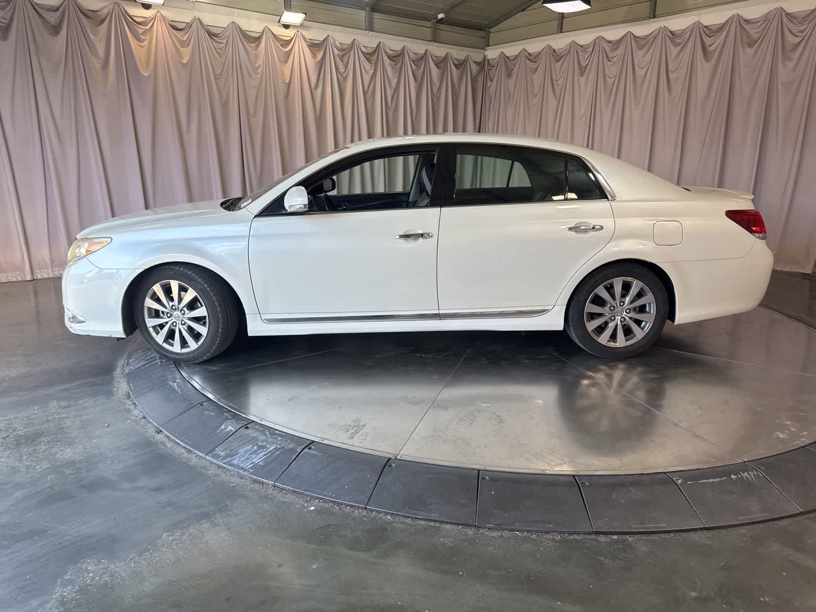 2011 Toyota Avalon Limited photo 3