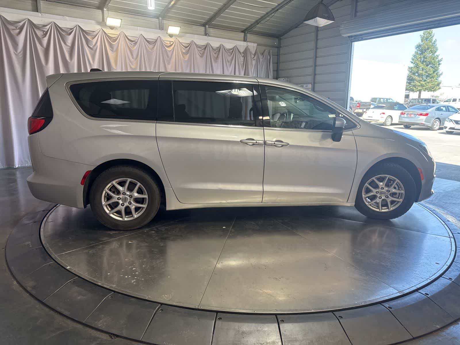 Thumbnail: 2023 Chrysler Voyager - 4