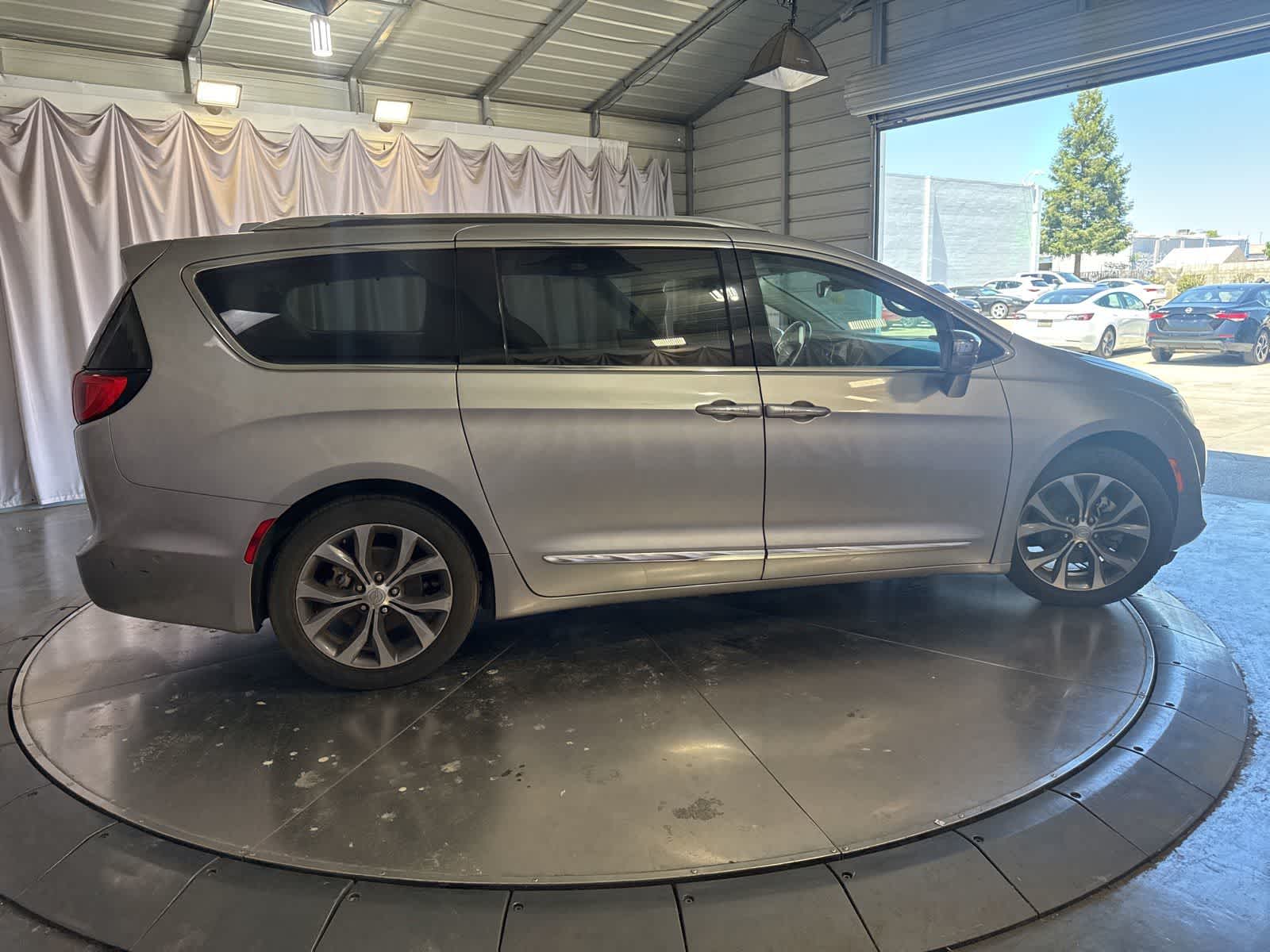 Thumbnail: 2017 Chrysler Pacifica - 4