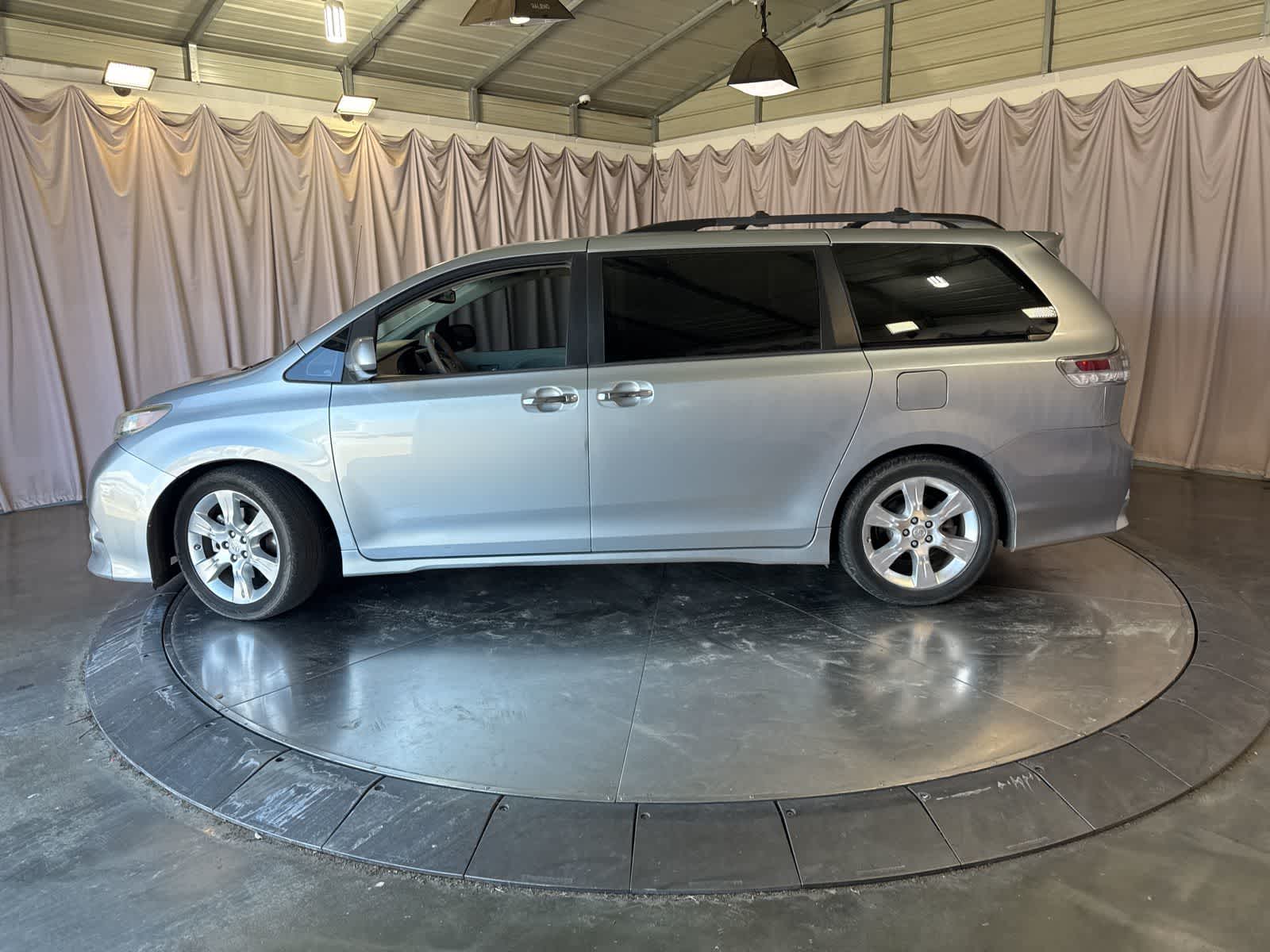Thumbnail: 2014 Toyota Sienna - 8