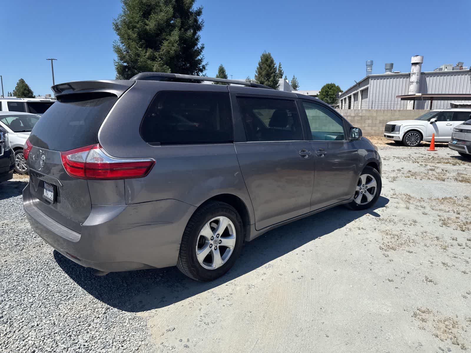 Thumbnail: 2015 Toyota Sienna - 4