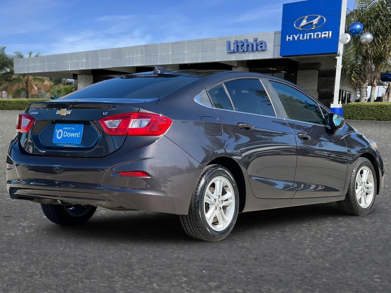 2017 Chevrolet Cruze LT Auto photo 2