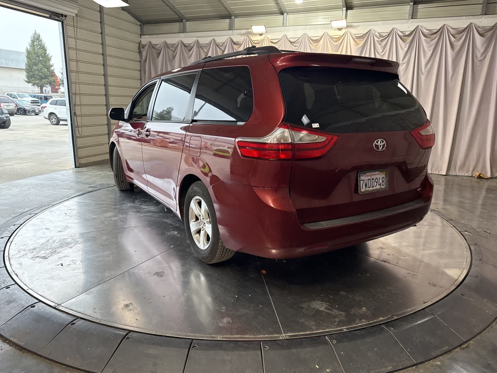 Thumbnail: 2017 Toyota Sienna - 7