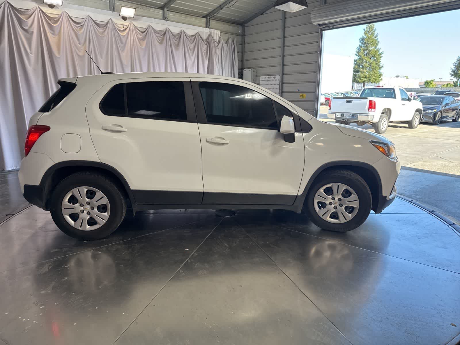 Thumbnail: 2018 Chevrolet Trax - 4