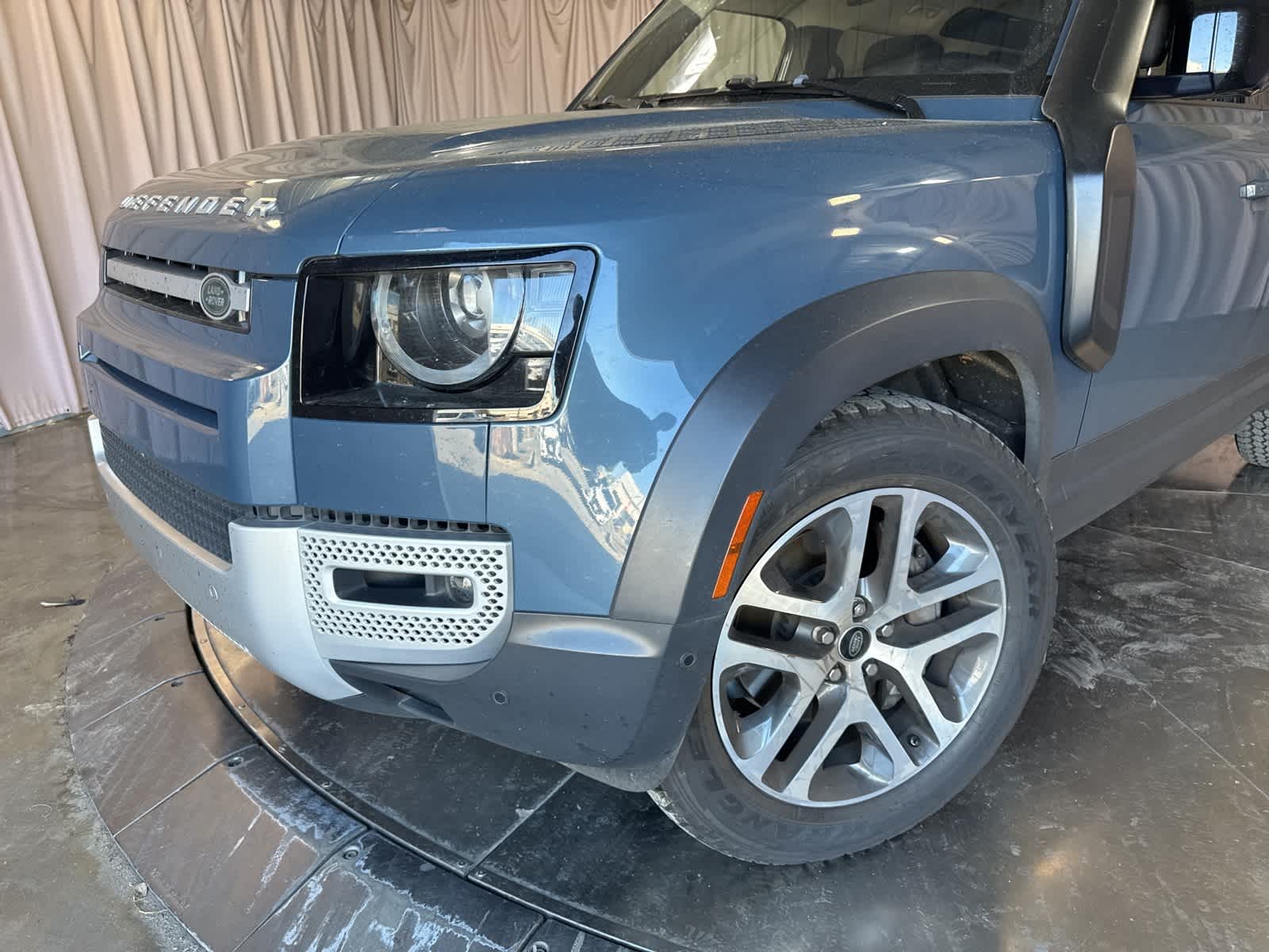 Thumbnail: 2020 Land Rover Defender - 9