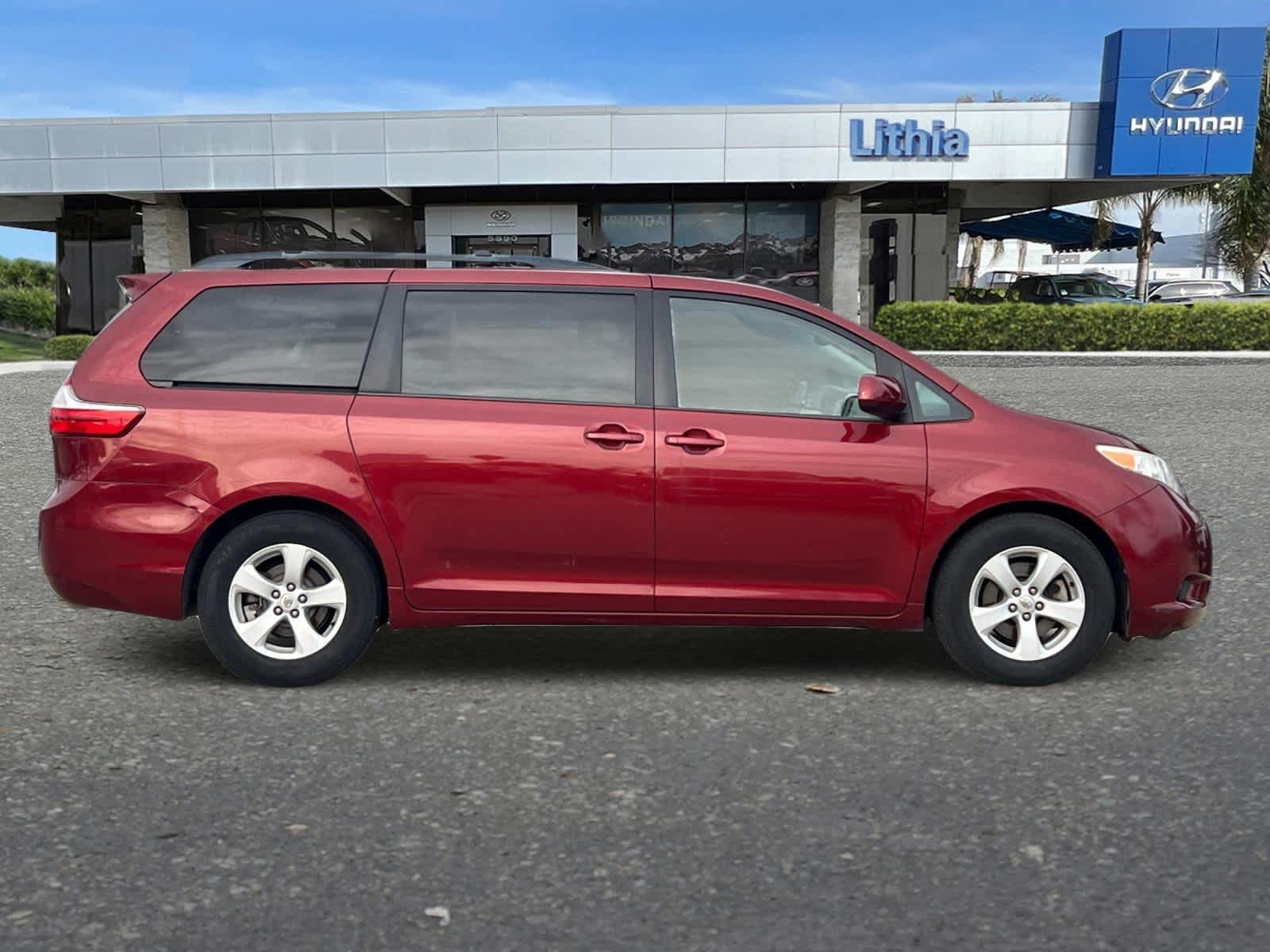 Thumbnail: 2017 Toyota Sienna - 9