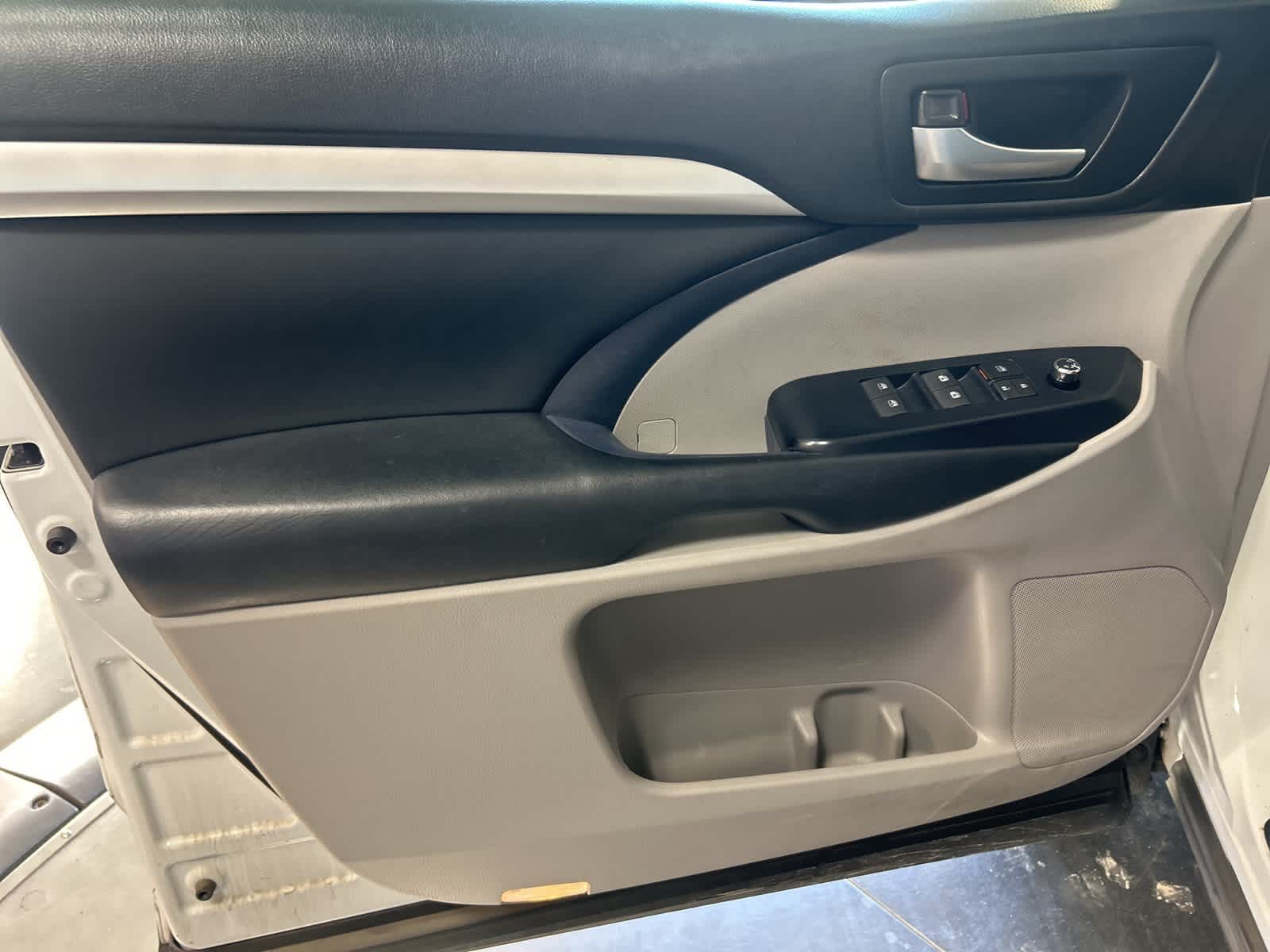 Thumbnail: 2019 Toyota Highlander - 23