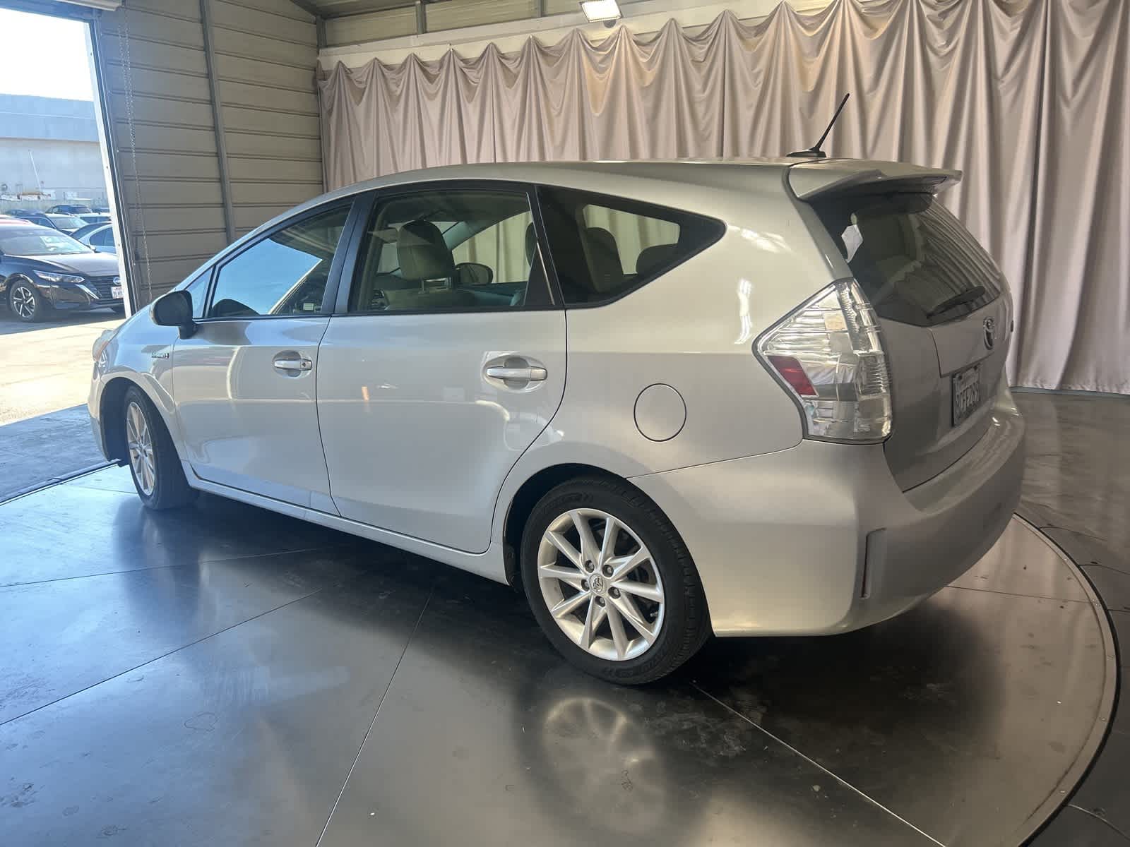Thumbnail: 2012 Toyota Prius v - 14
