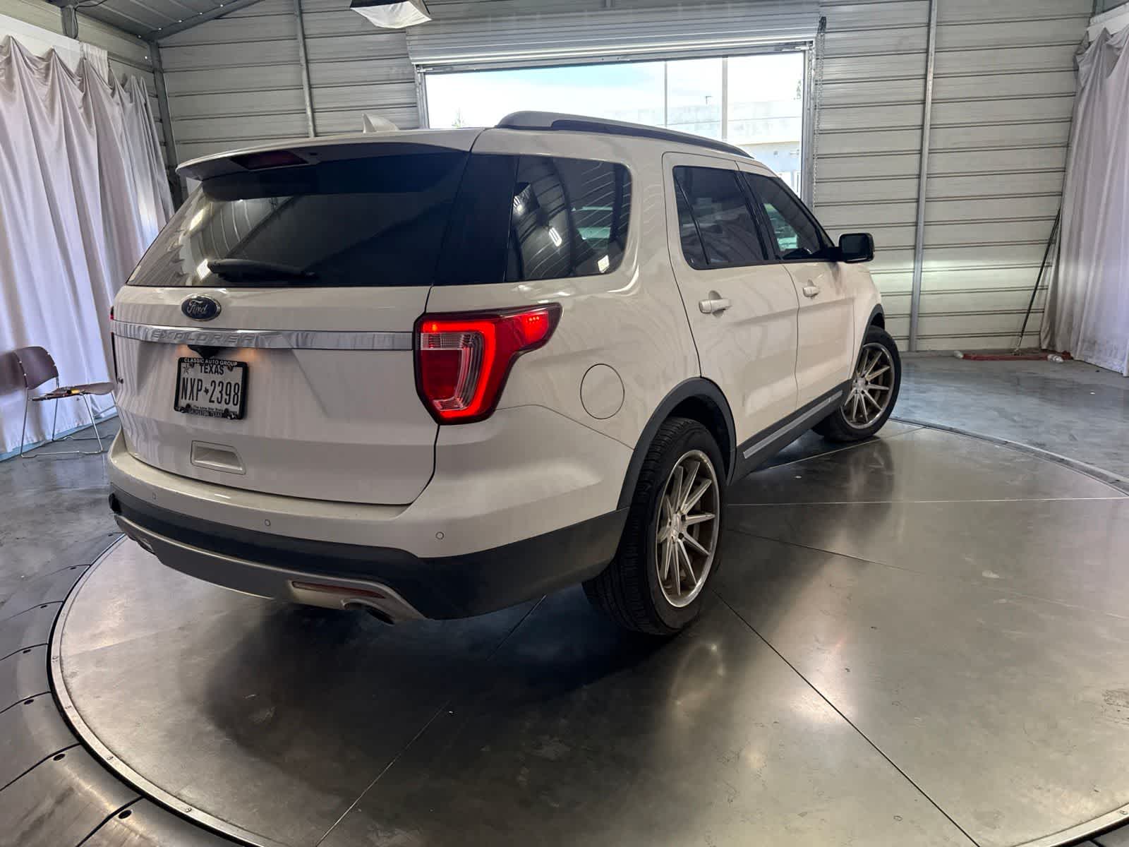 Thumbnail: 2017 Ford Explorer - 4