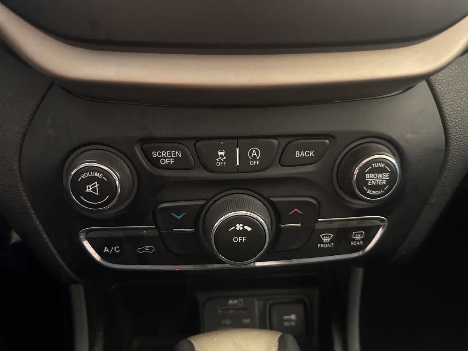 Thumbnail: 2015 Jeep Cherokee - 26