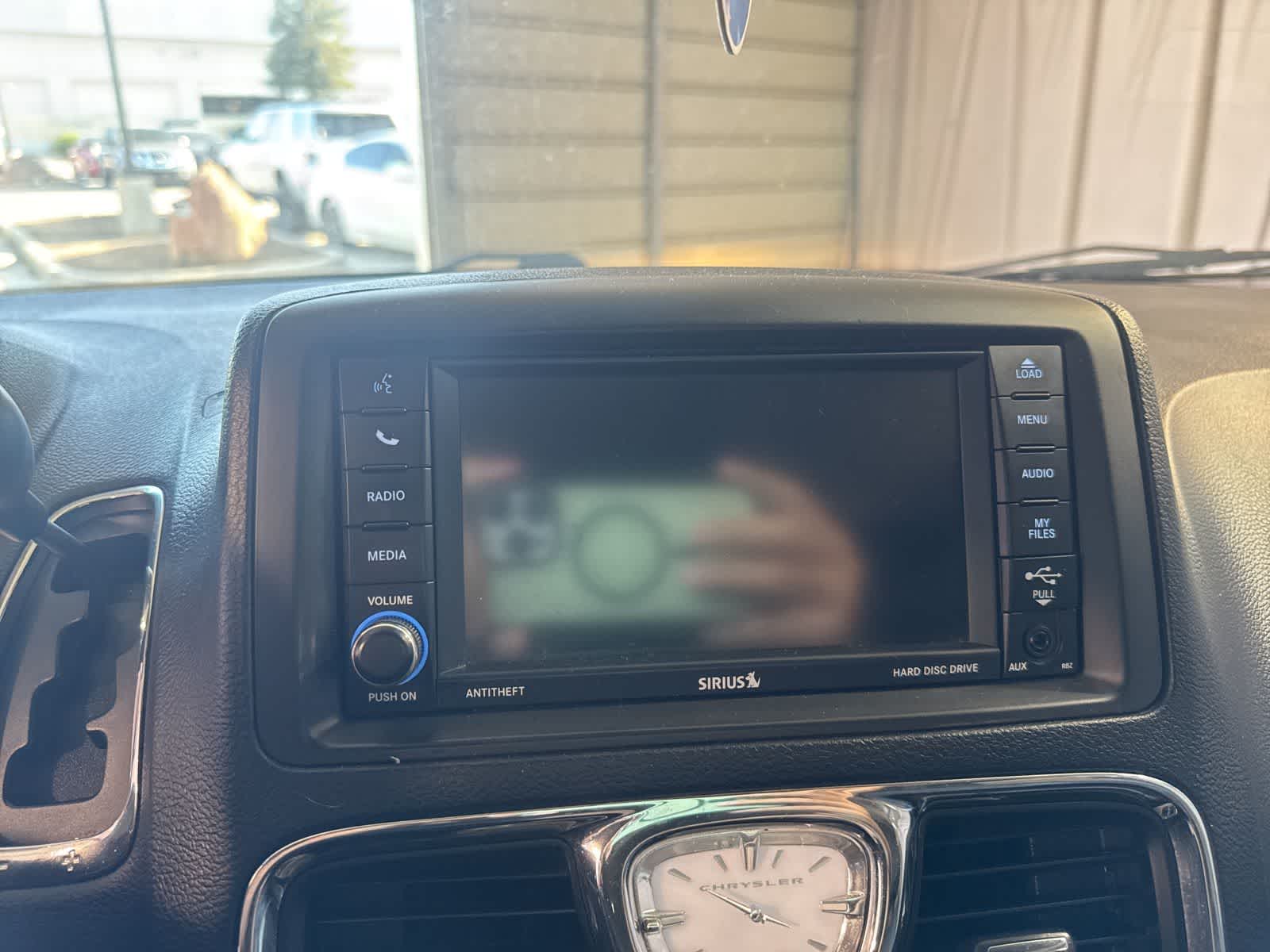 Thumbnail: 2016 Chrysler Town & Country - 25